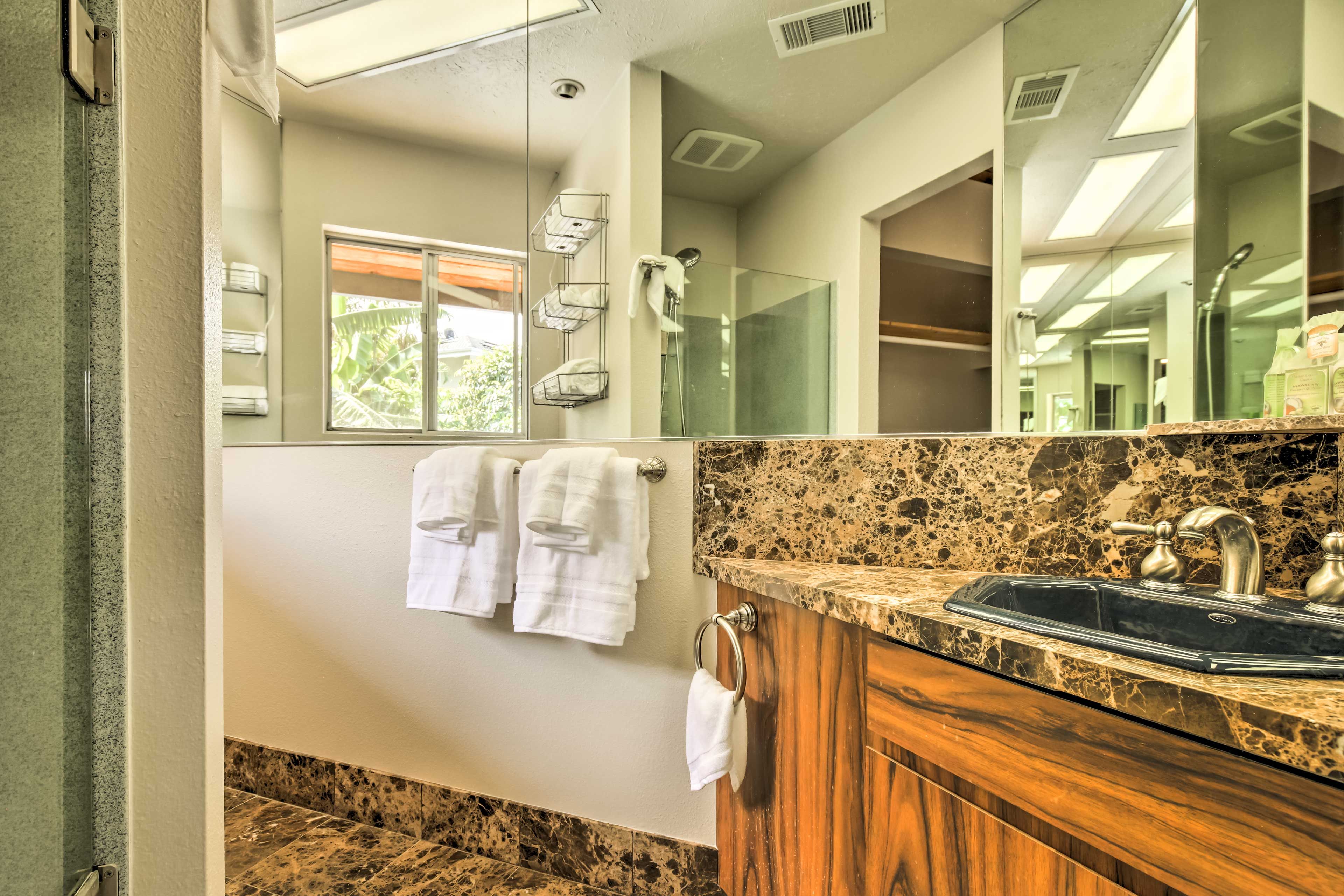 Full Bathroom | Towels Provided