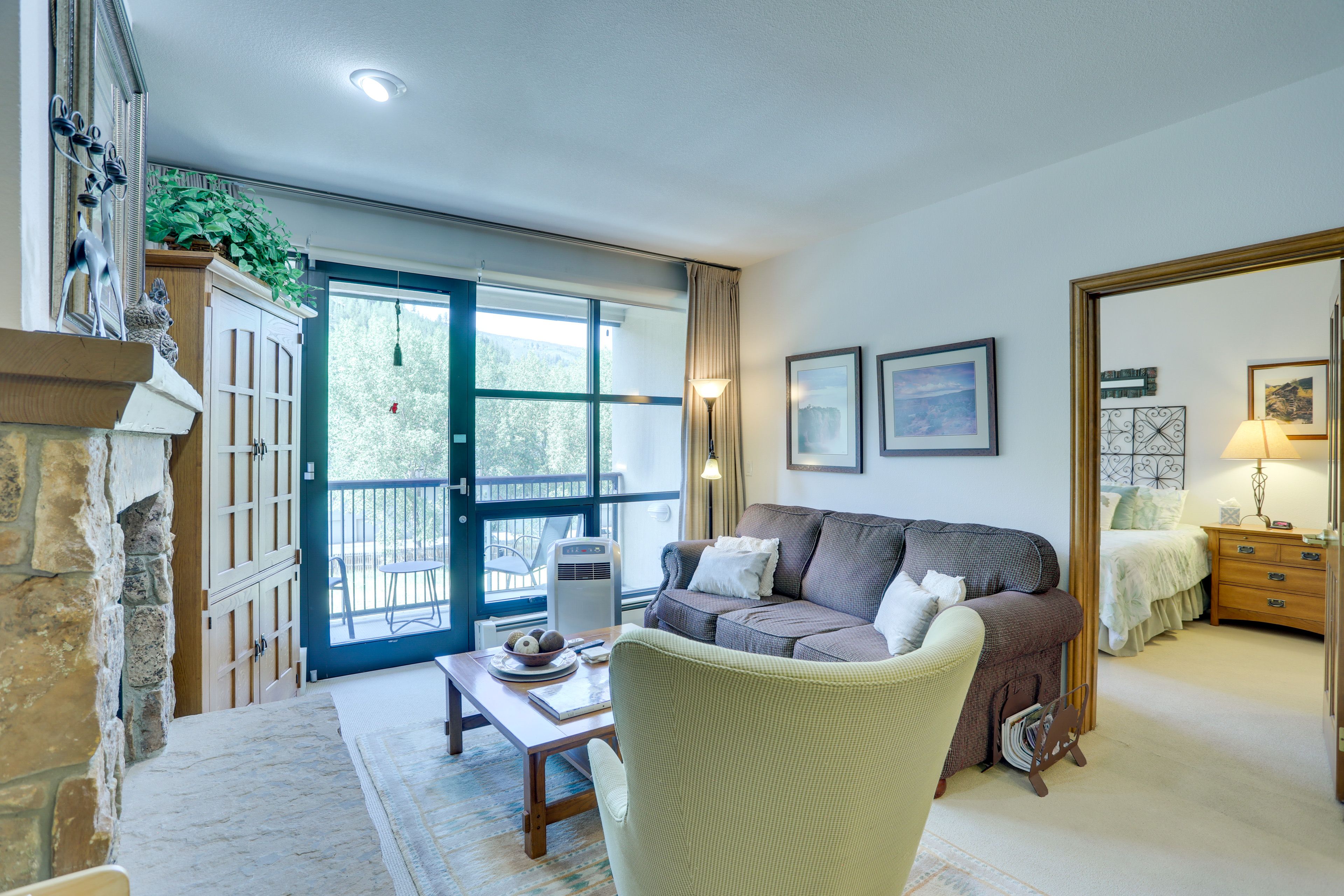 Living Area | Gas Fireplace | Cable TV | Free WiFi