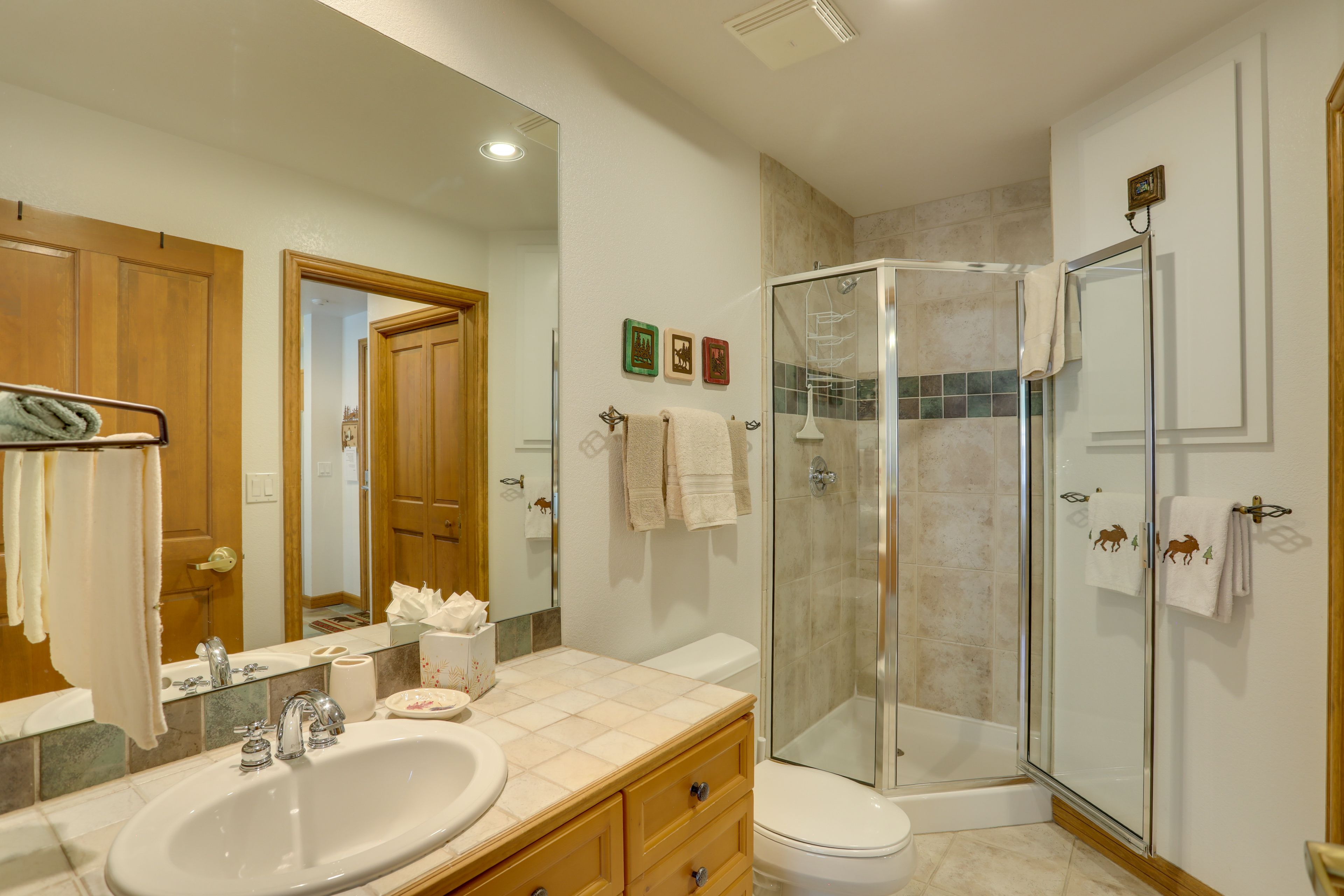 Full Bathroom | Towels Provided