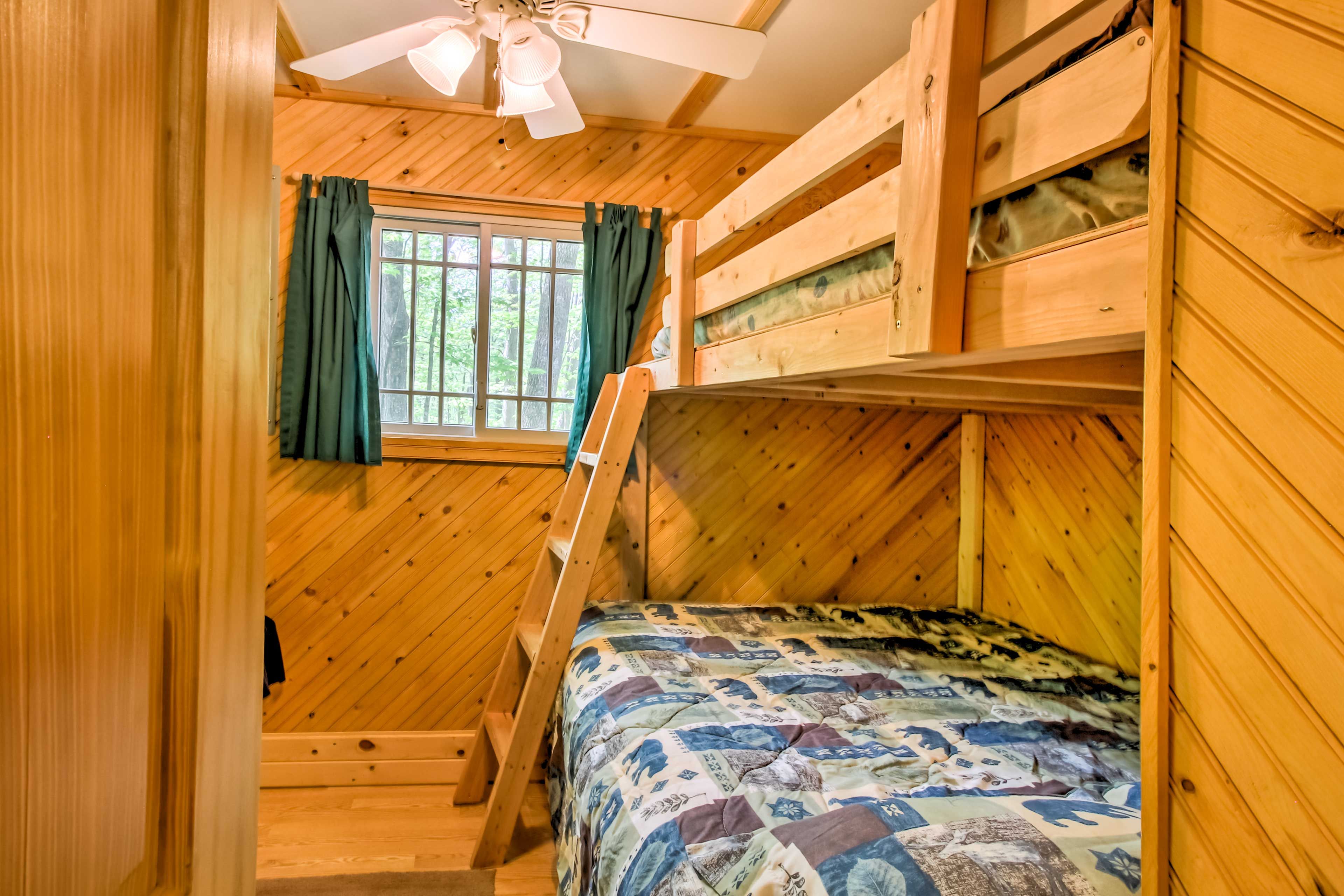 Bedroom 3 (Bunkhouse) | Full/Queen Bunk Bed & Toddler Bed