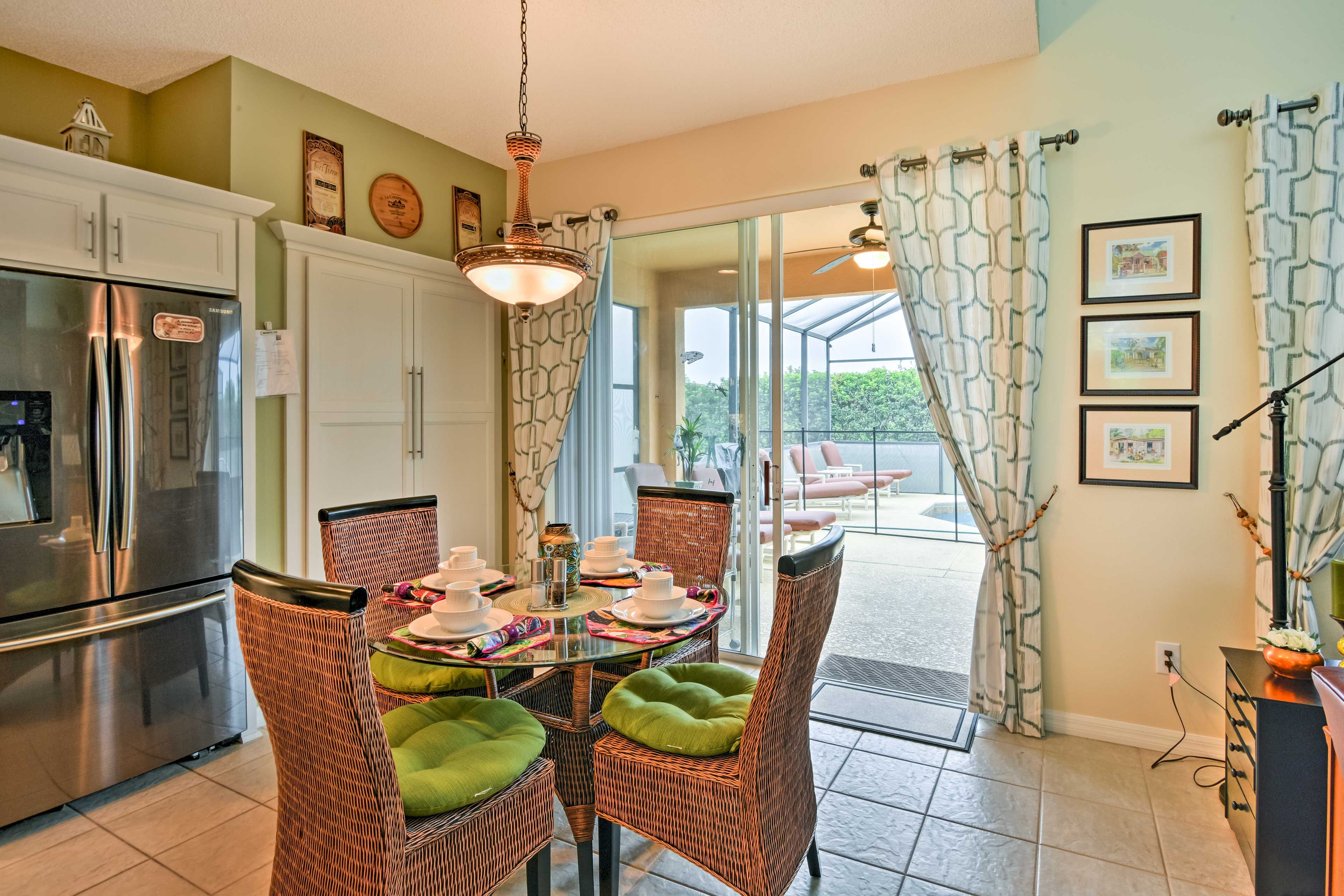 Dining Area | Dishware/Flatware Provided