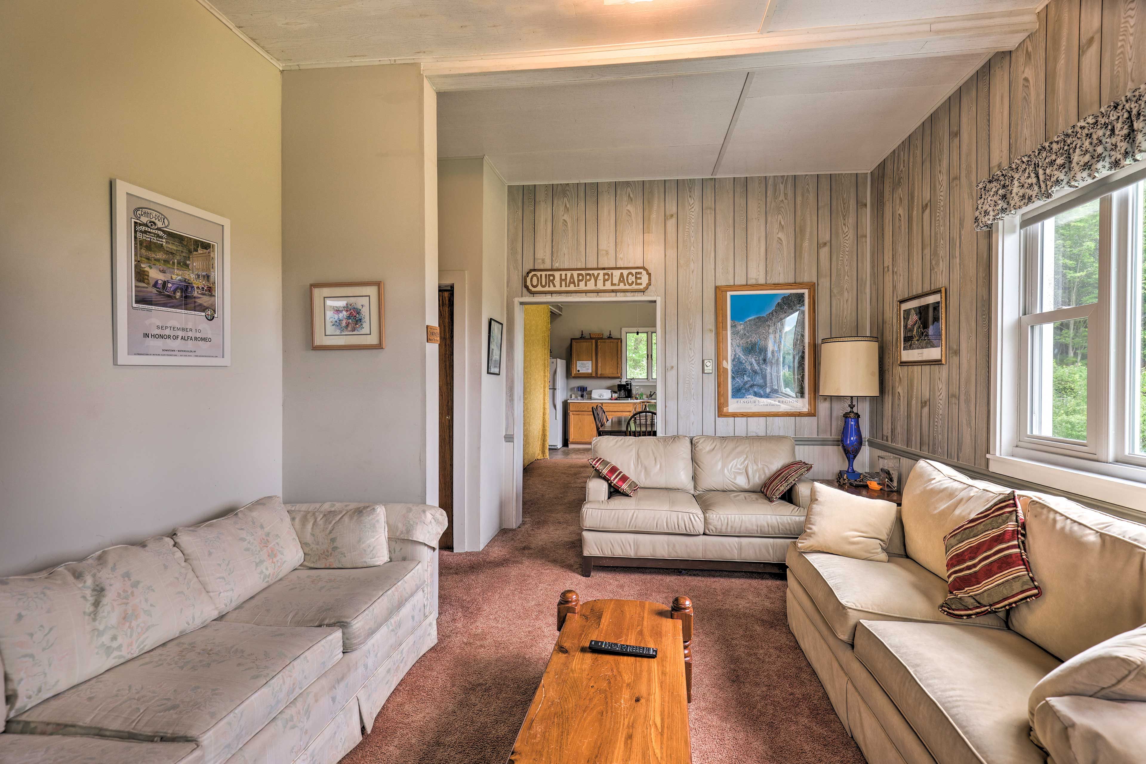 Living Room | Free WiFi | Central A/C & Heating