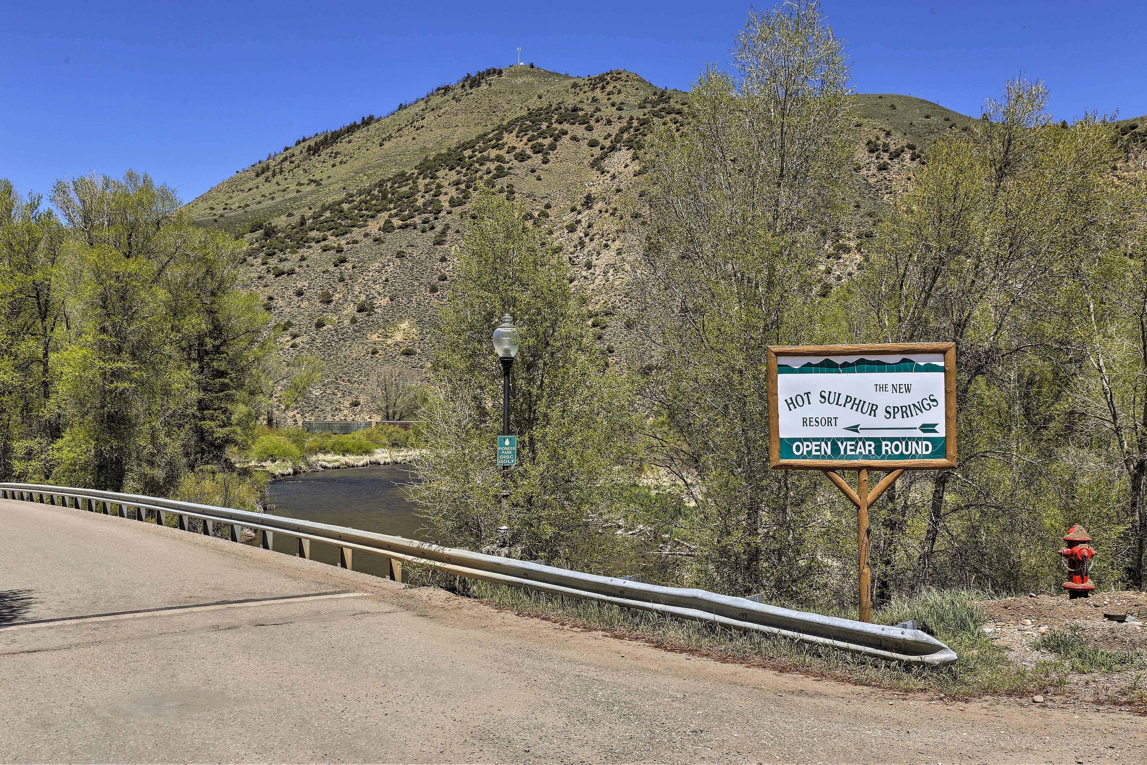 10-Minute Walk to Hot Sulphur Springs