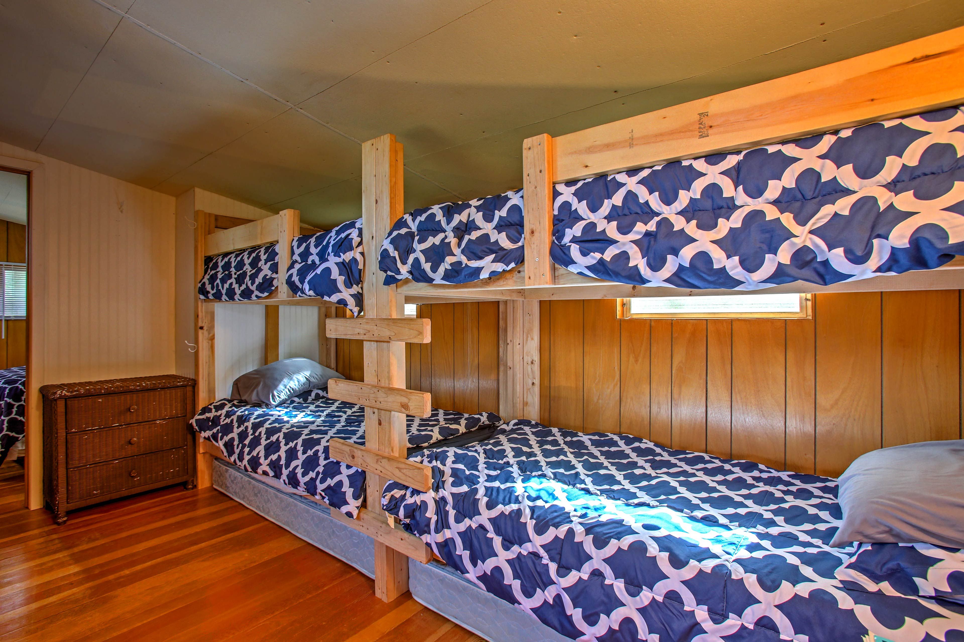 The room also features 2 twin mattresses, making it easy to sleep 6 guests.