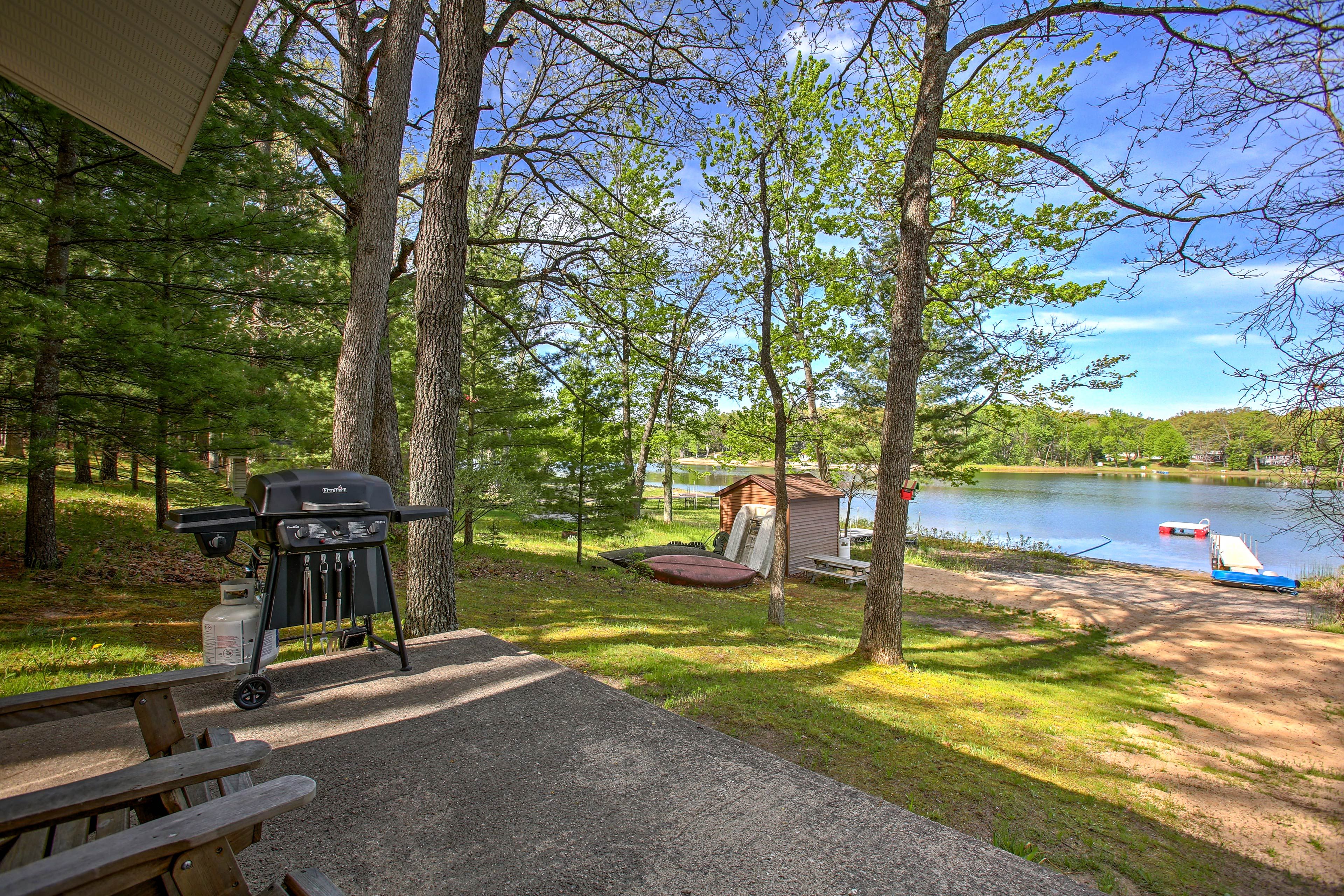 Easily keep an eye on the kids while they play at the water's edge!