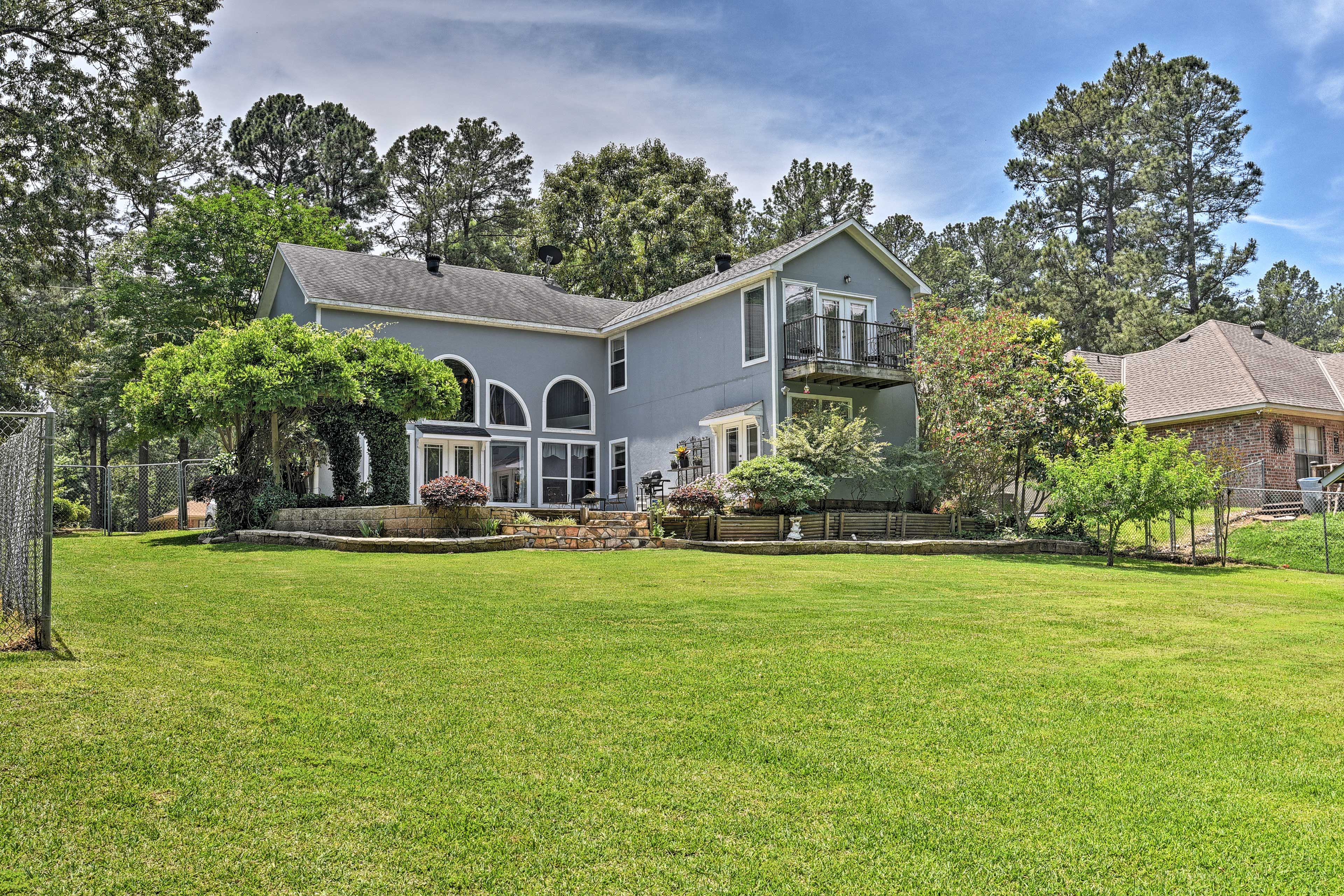 Benton Vacation Rental | 3BR | 2BA | 2,114 Sq Ft | Step-Free Entry