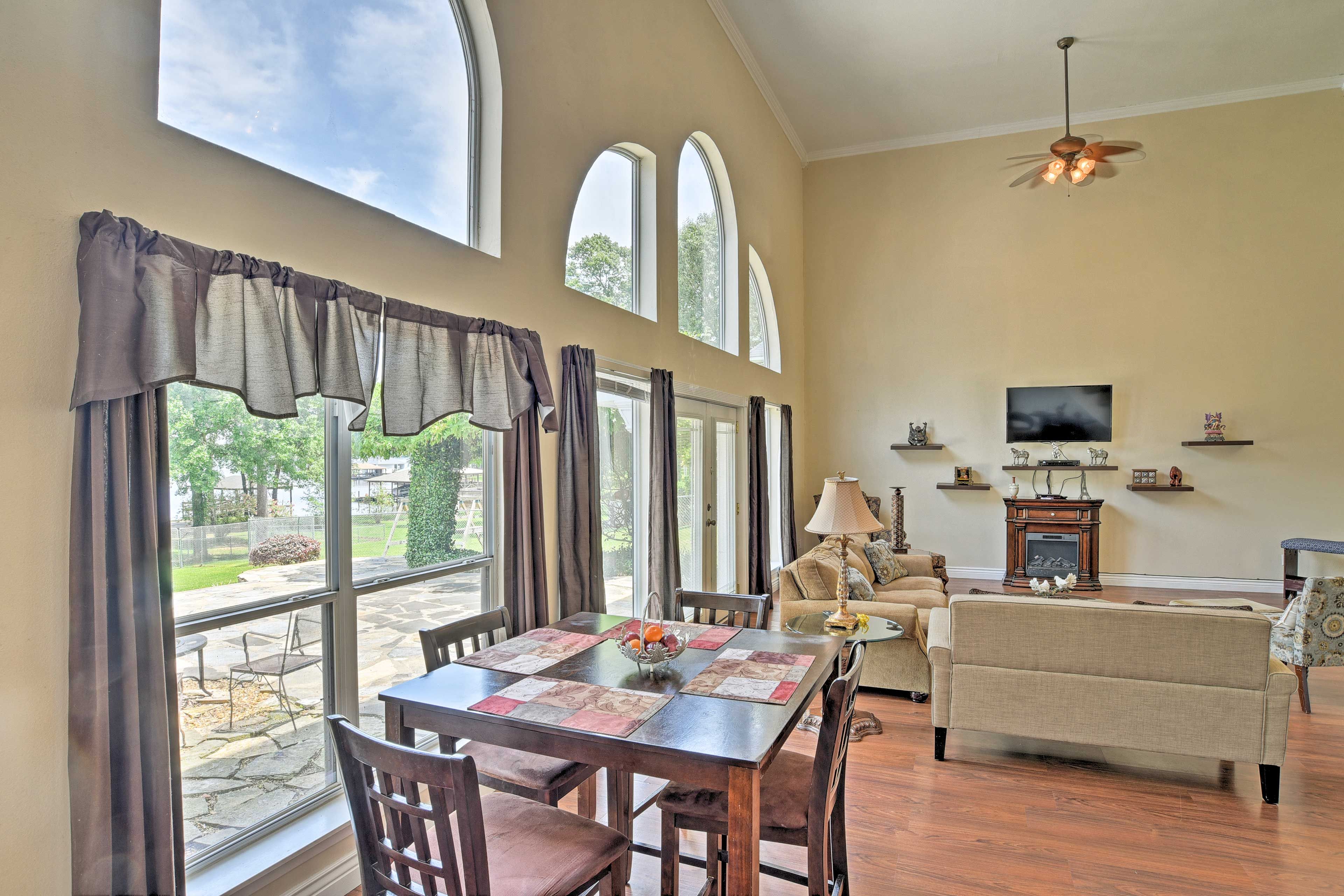 Living Room | Flat-Screen TV w/ Satellite