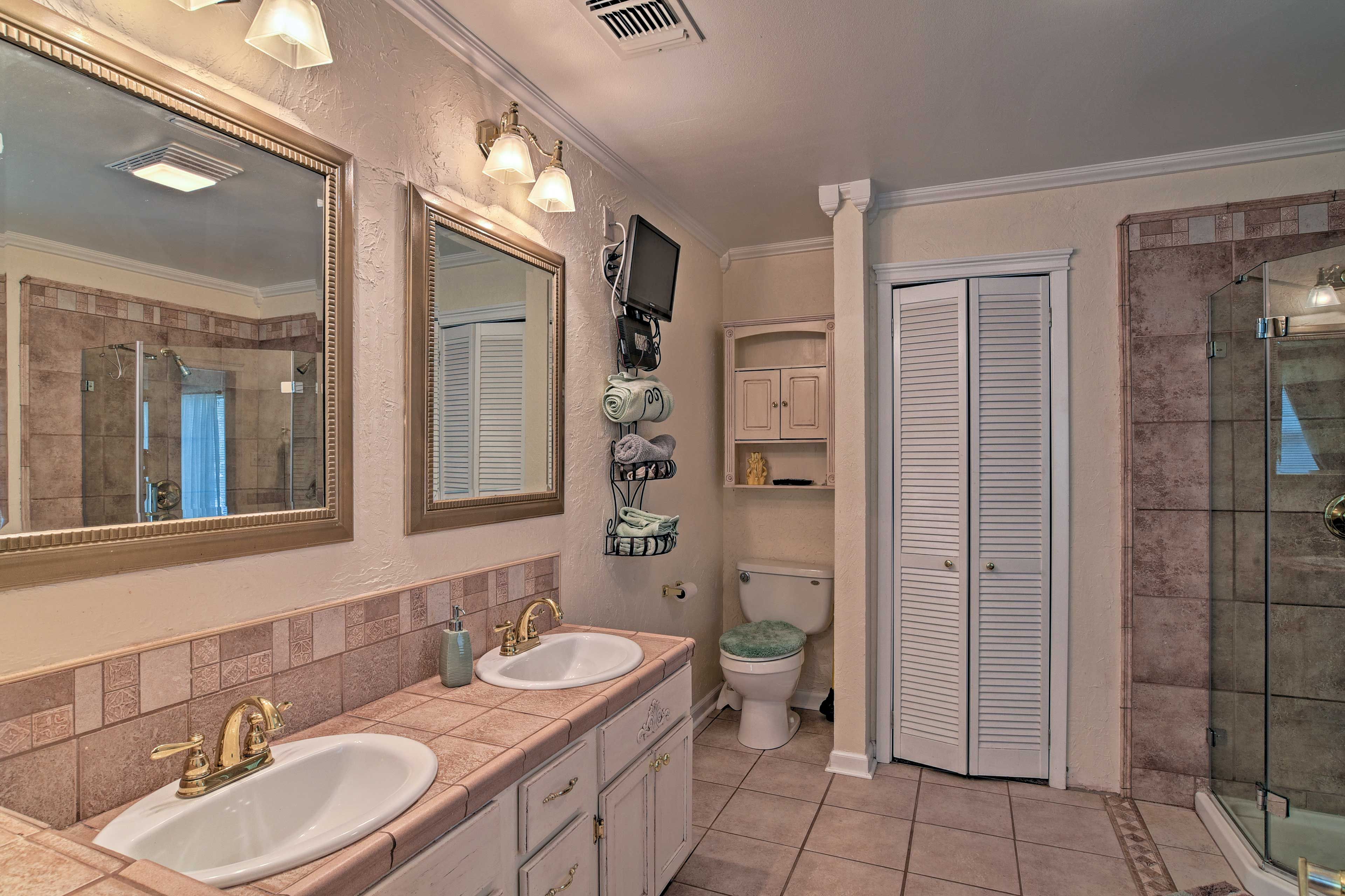 En-Suite Bathroom | Linens & Towels Provided