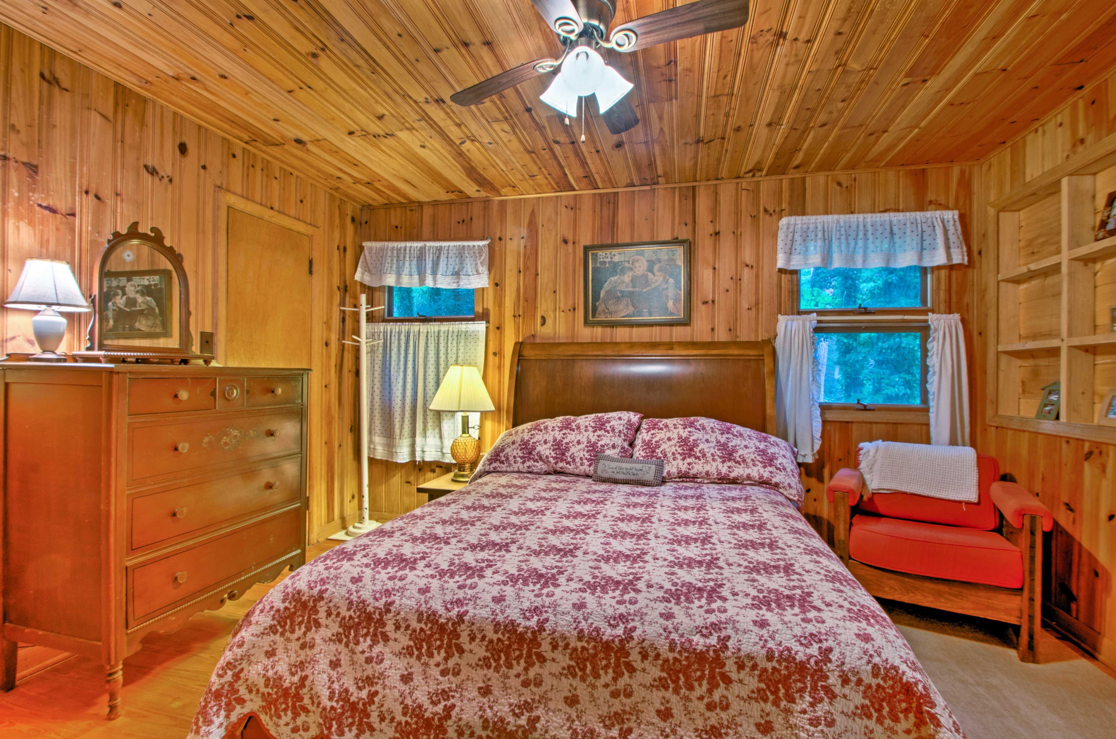 Bedroom 2 | Queen Bed