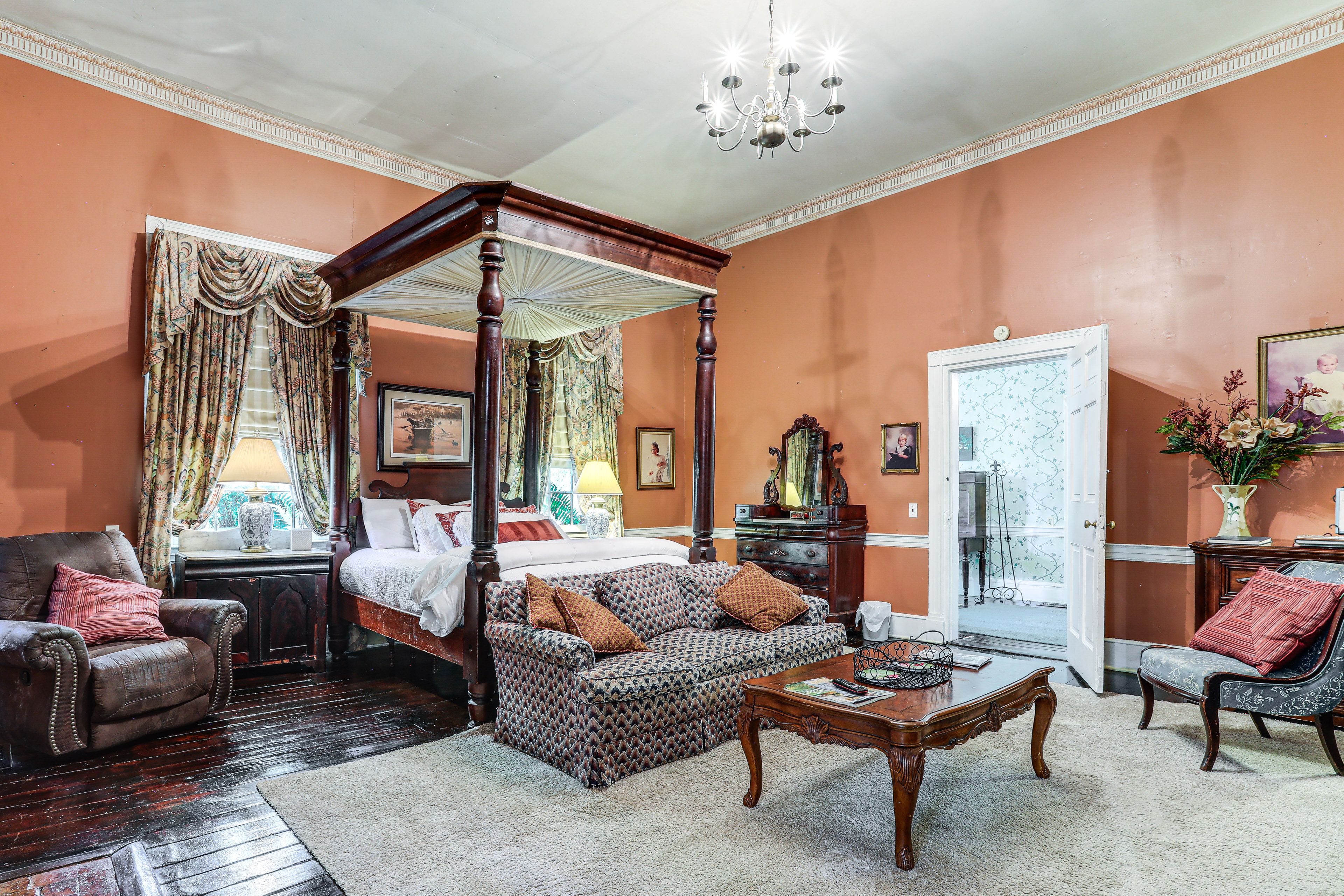 Bedroom 1 | Queen Bed | 1st Floor