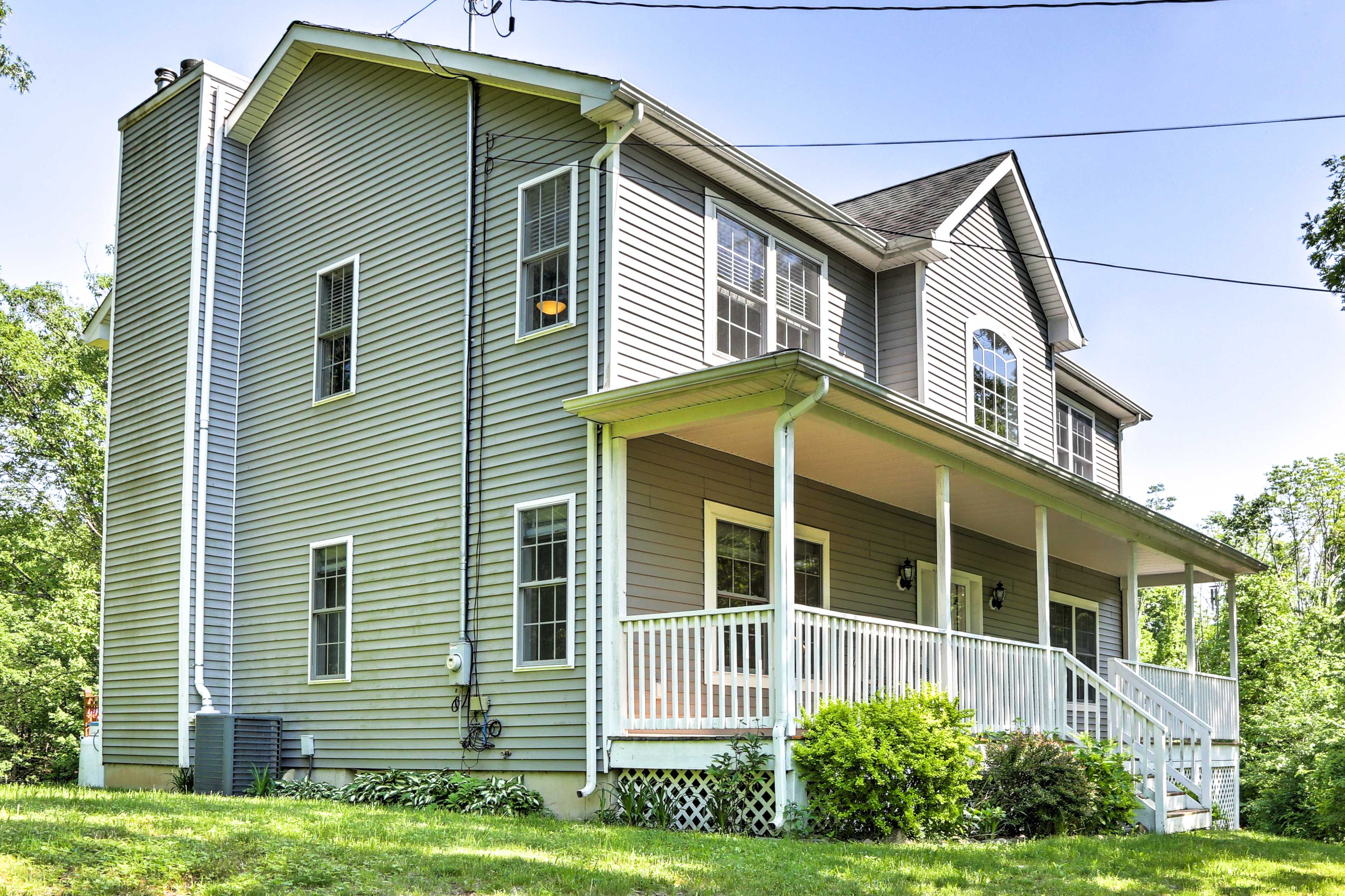 Experience the quieter side of New York at this colonial style home!