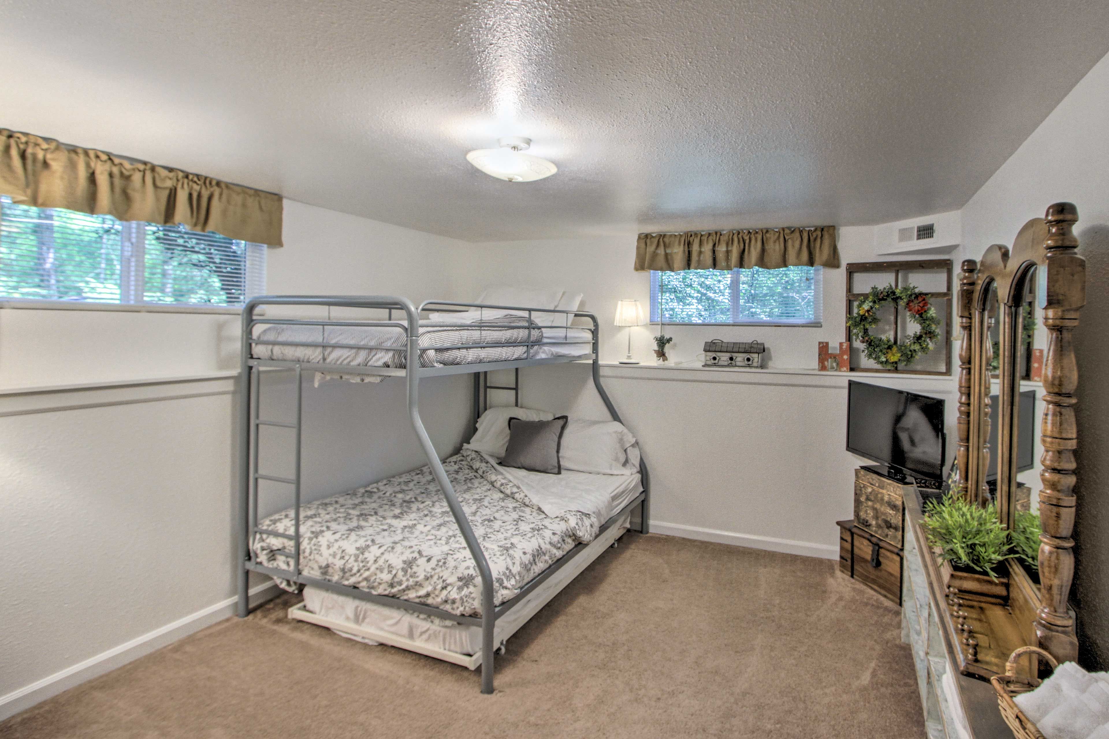 Bedroom 4 | Twin/Full Bunk Bed w/ Twin Trundle