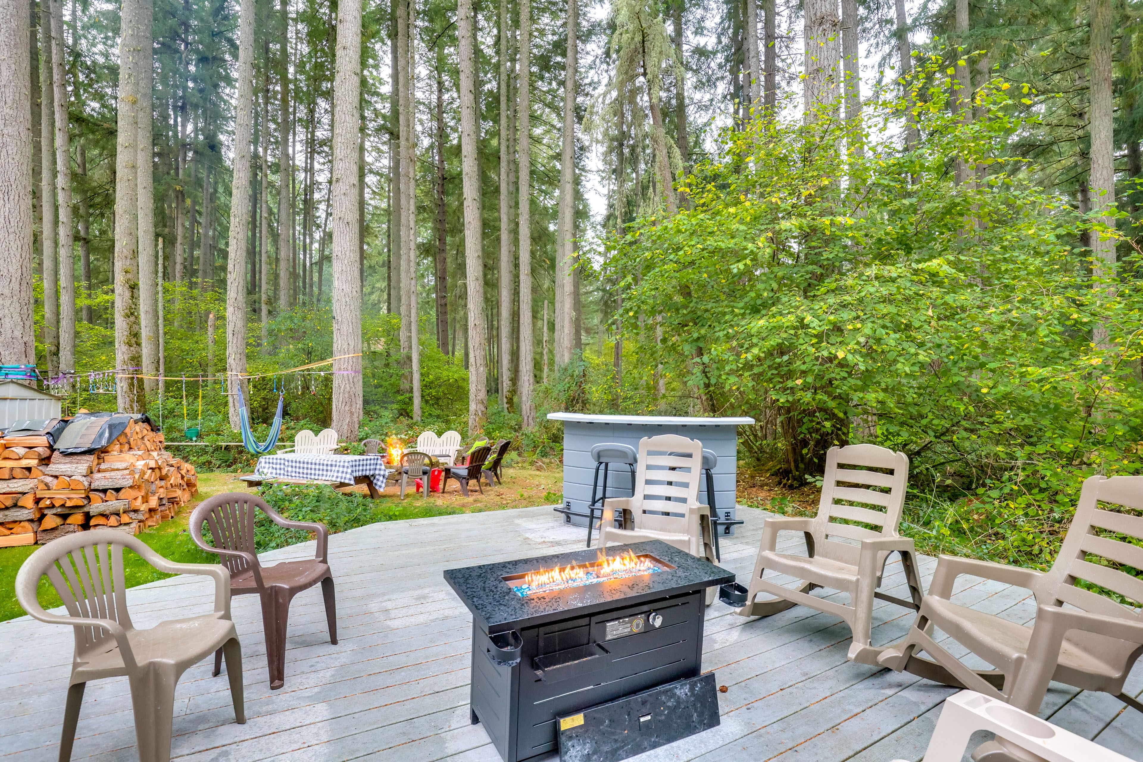 Yard | Deck | Fire Pit | Picnic Table | Hammocks