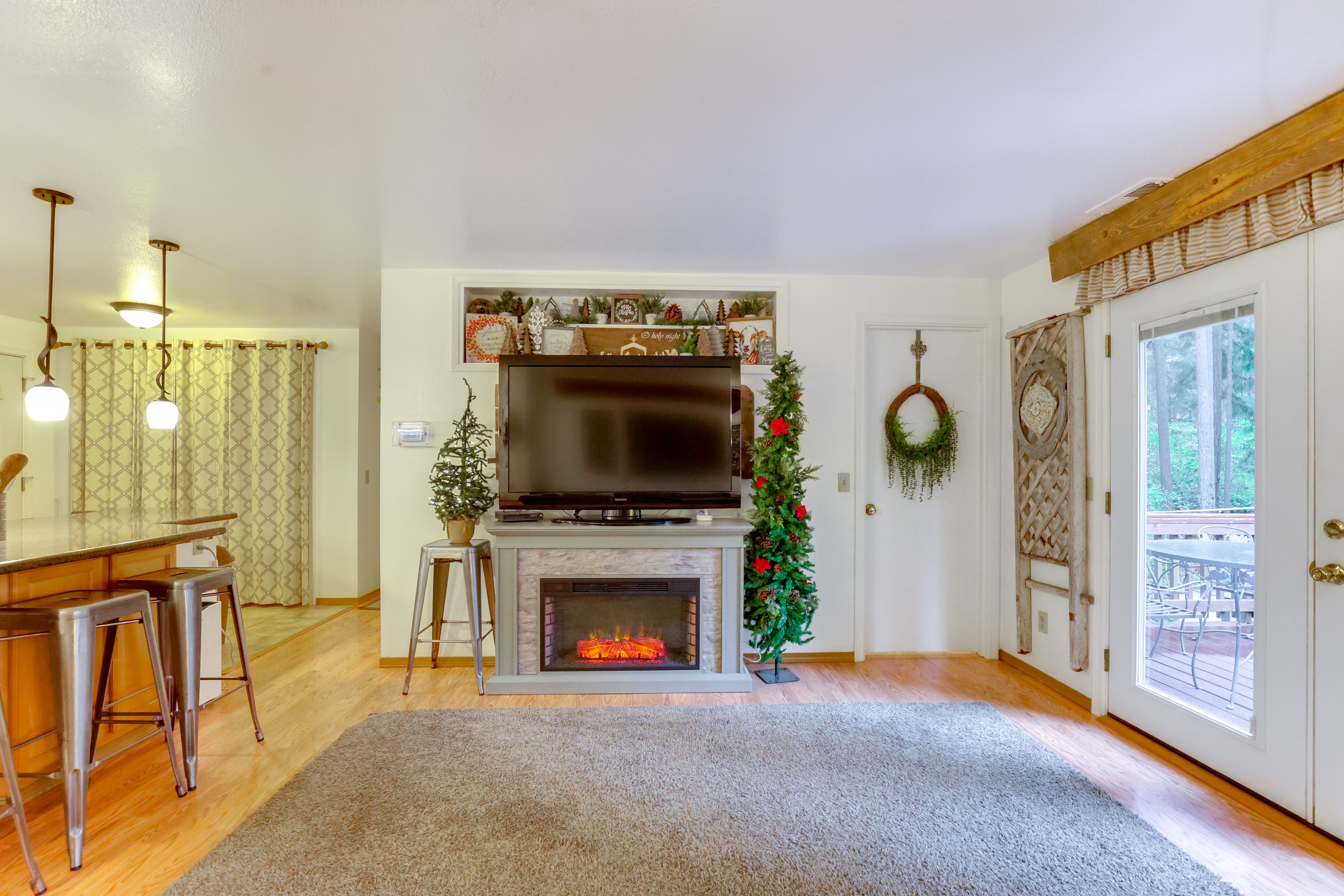 Living Room | Flat-Screen TV | Free WiFi | Keyless Entry