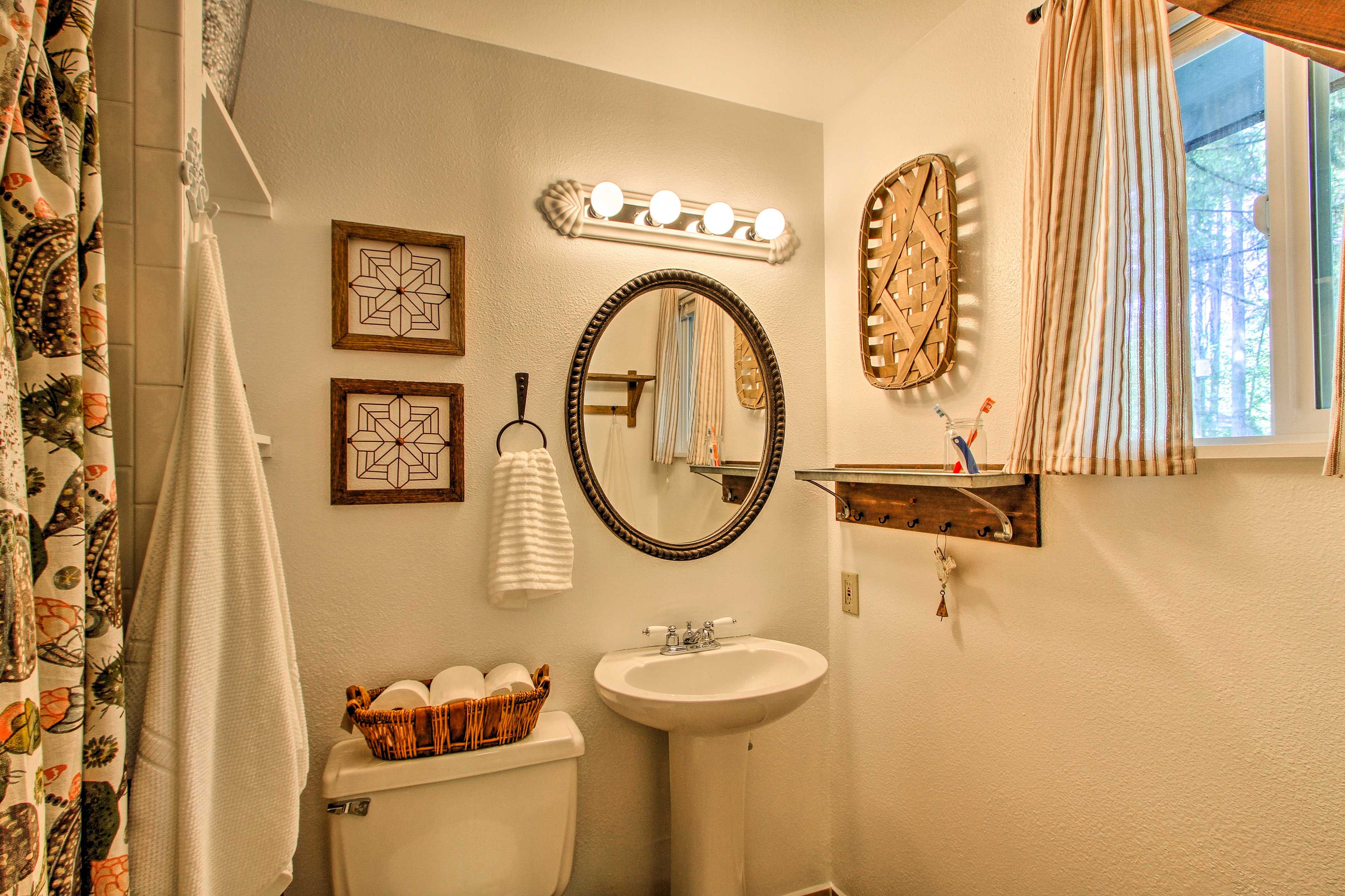 En-Suite Bathroom | Linens & Towels