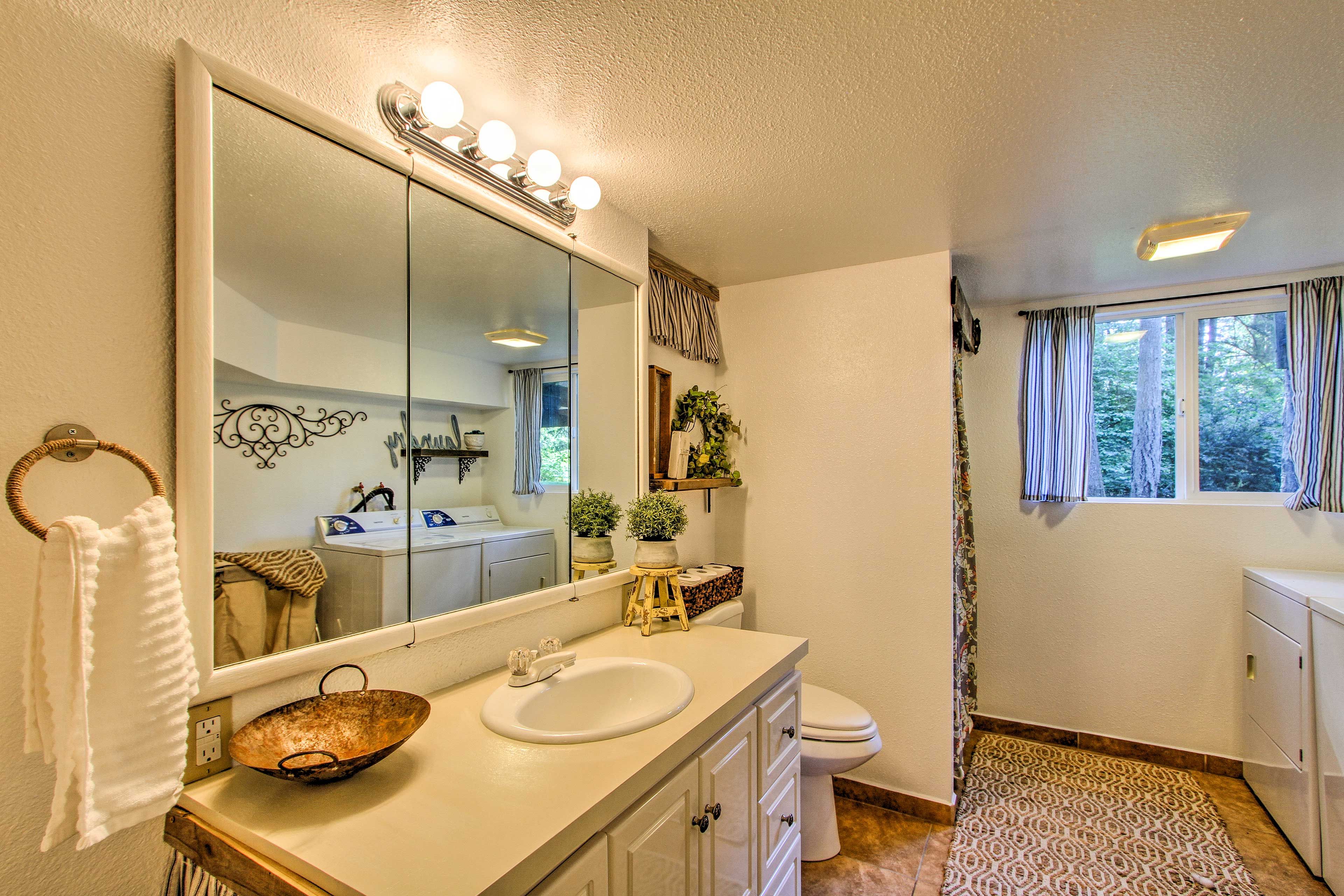 Full Bathroom | Washer/Dryer