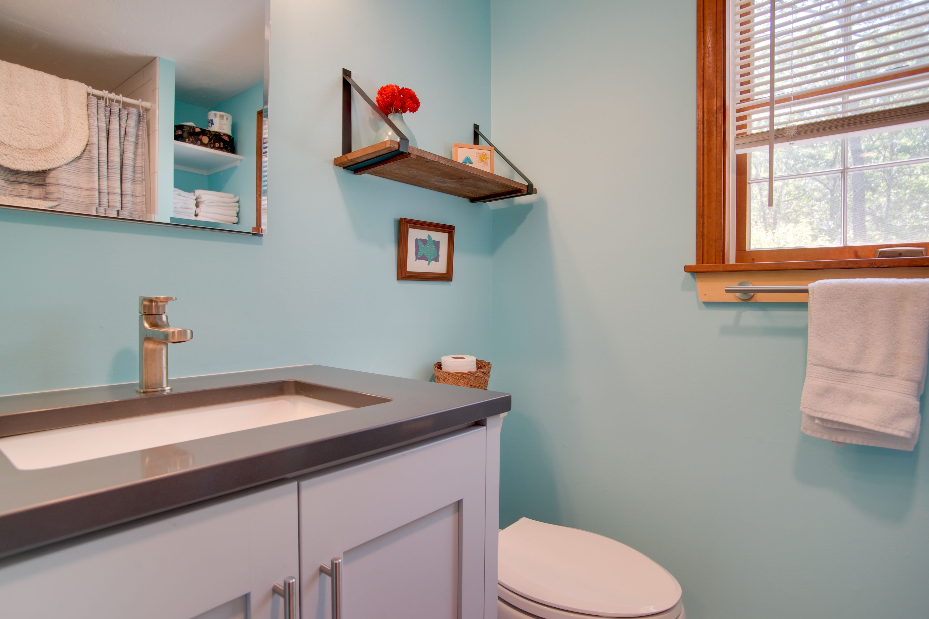 Full Bathroom | Towels Provided | Washer & Dryer