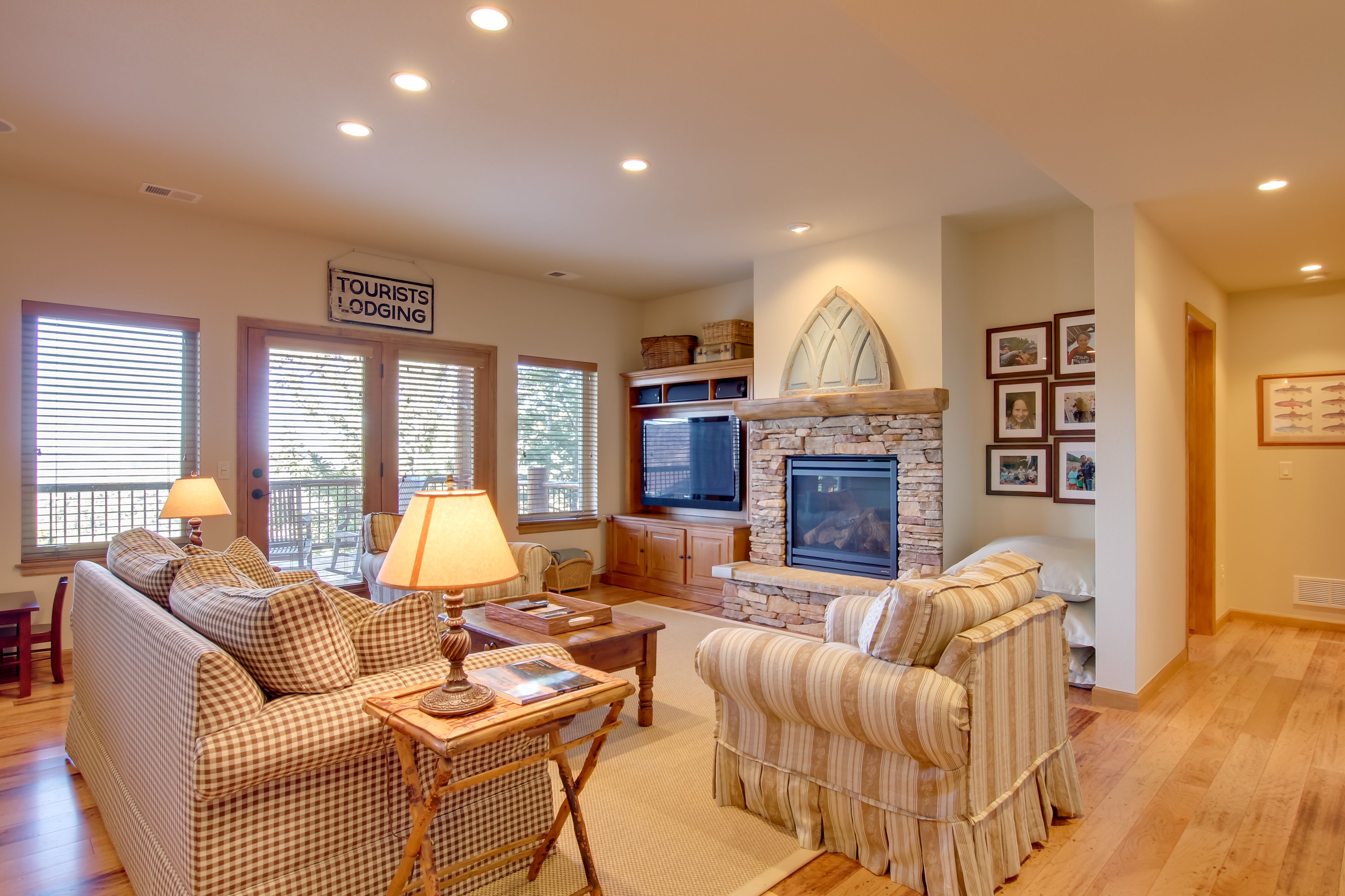 Den | Lower Level | Gas Fireplace | Smart TV | Desk | Dining Table