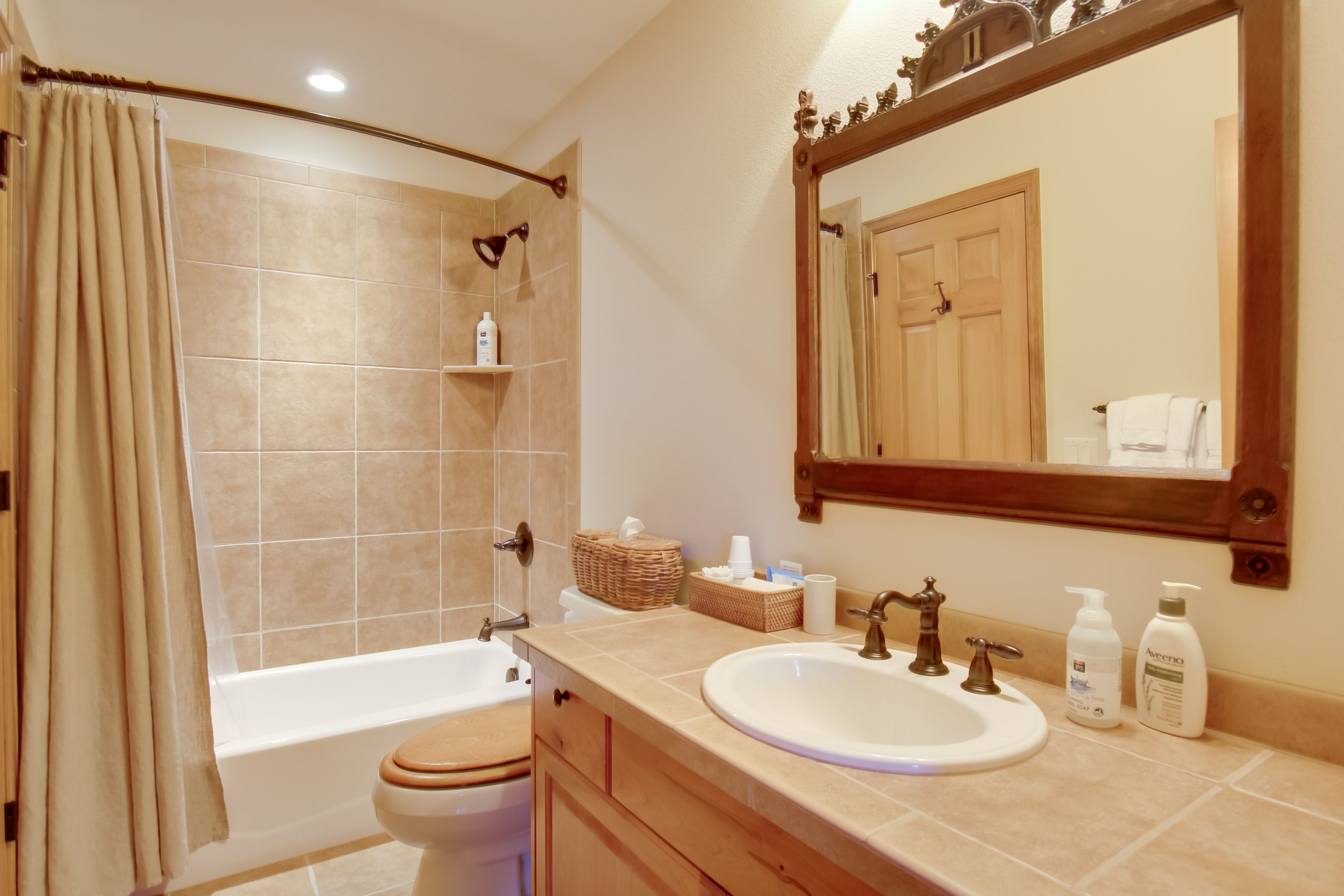 Full Bathroom | Lower Level | Towels & Linens Provided