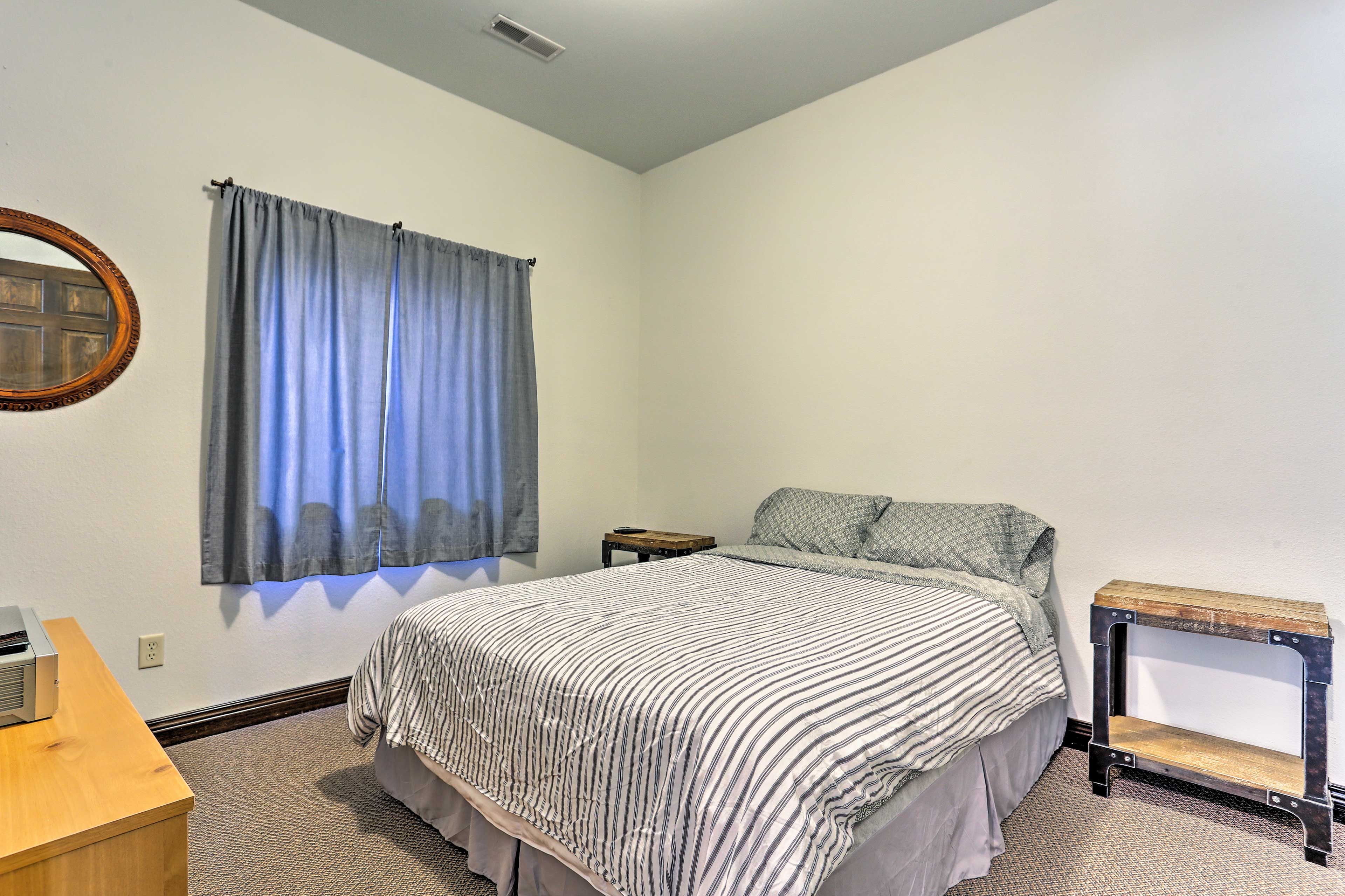 Bedroom 3 | Queen Bed