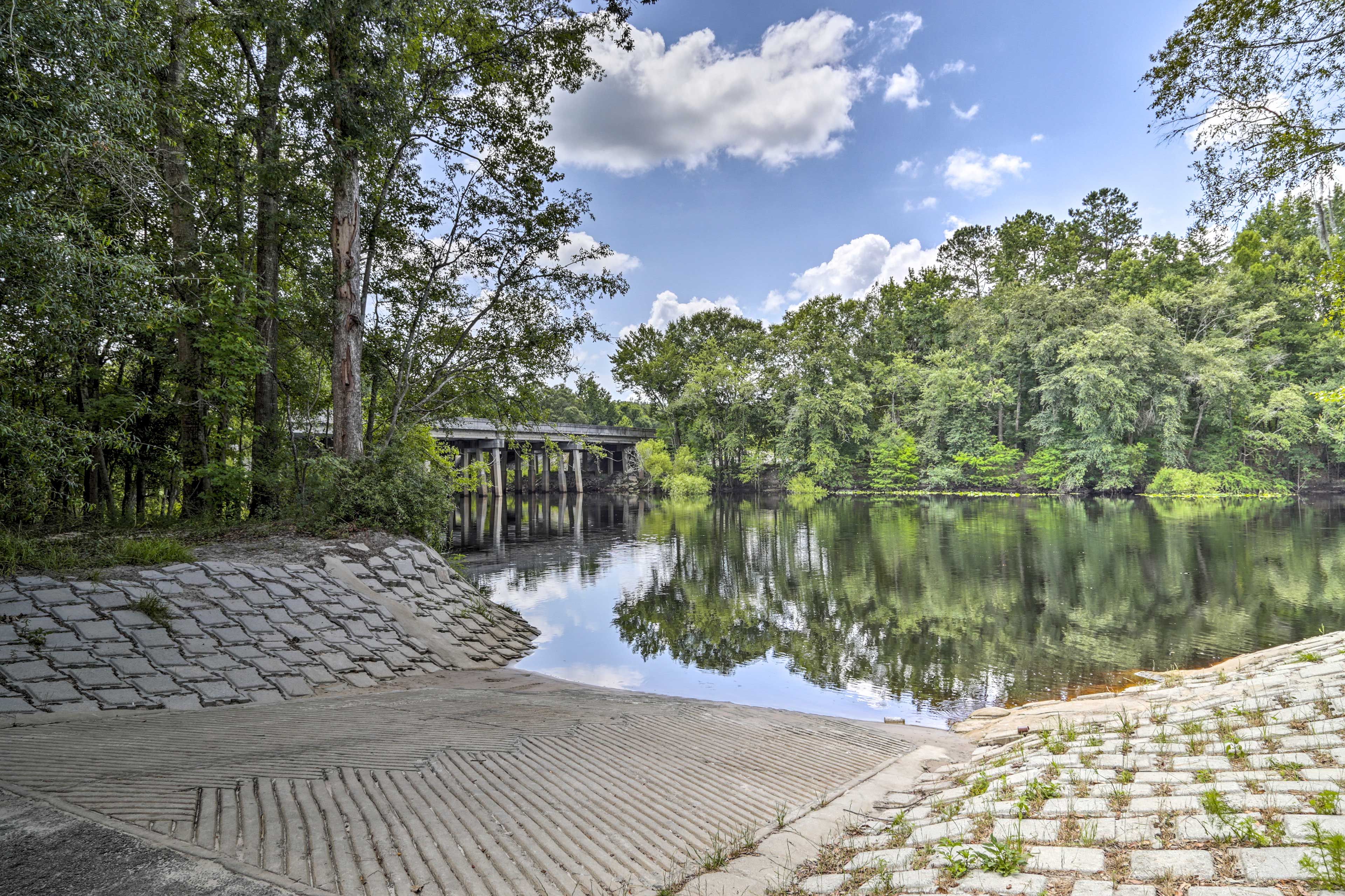 You're minutes from stunning Florida State Parks and a free boat ramp!