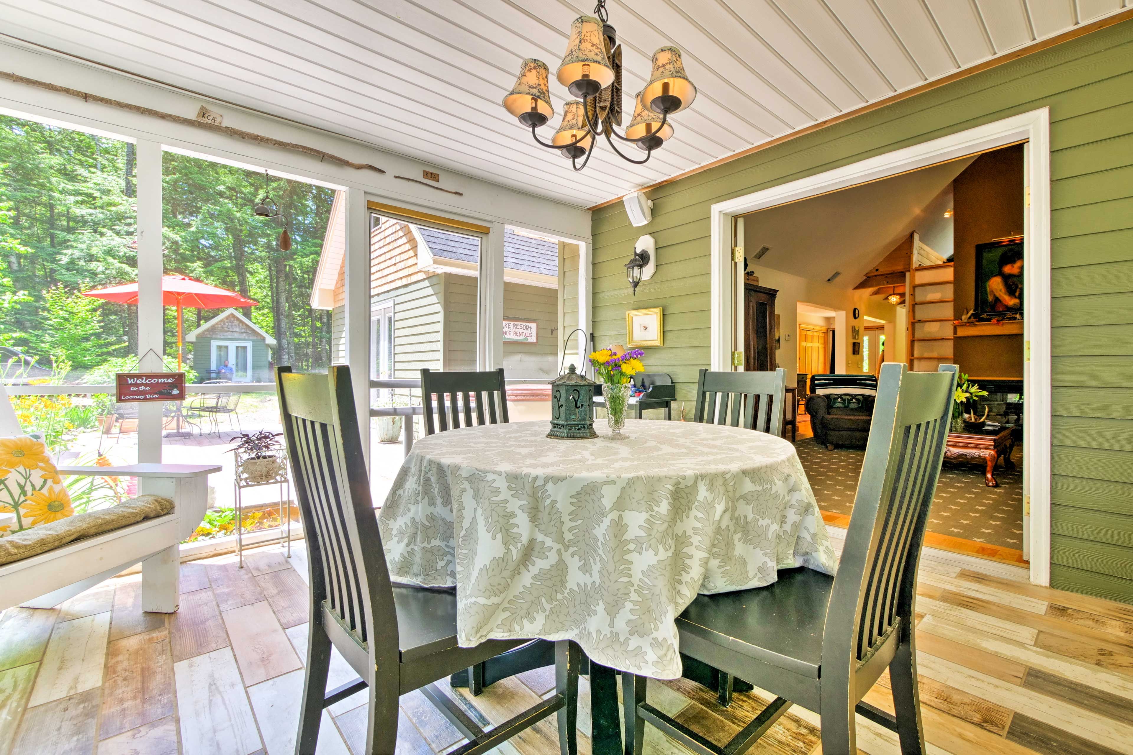 Screened Porch | Dining Table