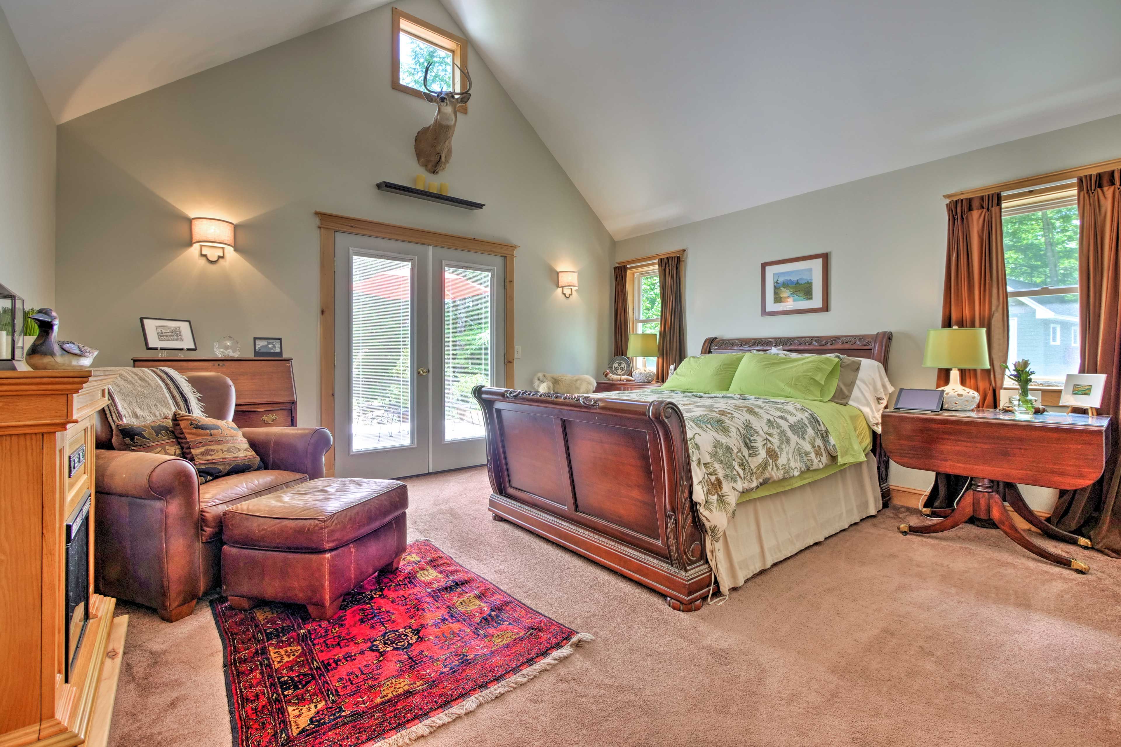 Bedroom 1 | 1st Floor | Queen Bed | Linens Provided | Fireplace