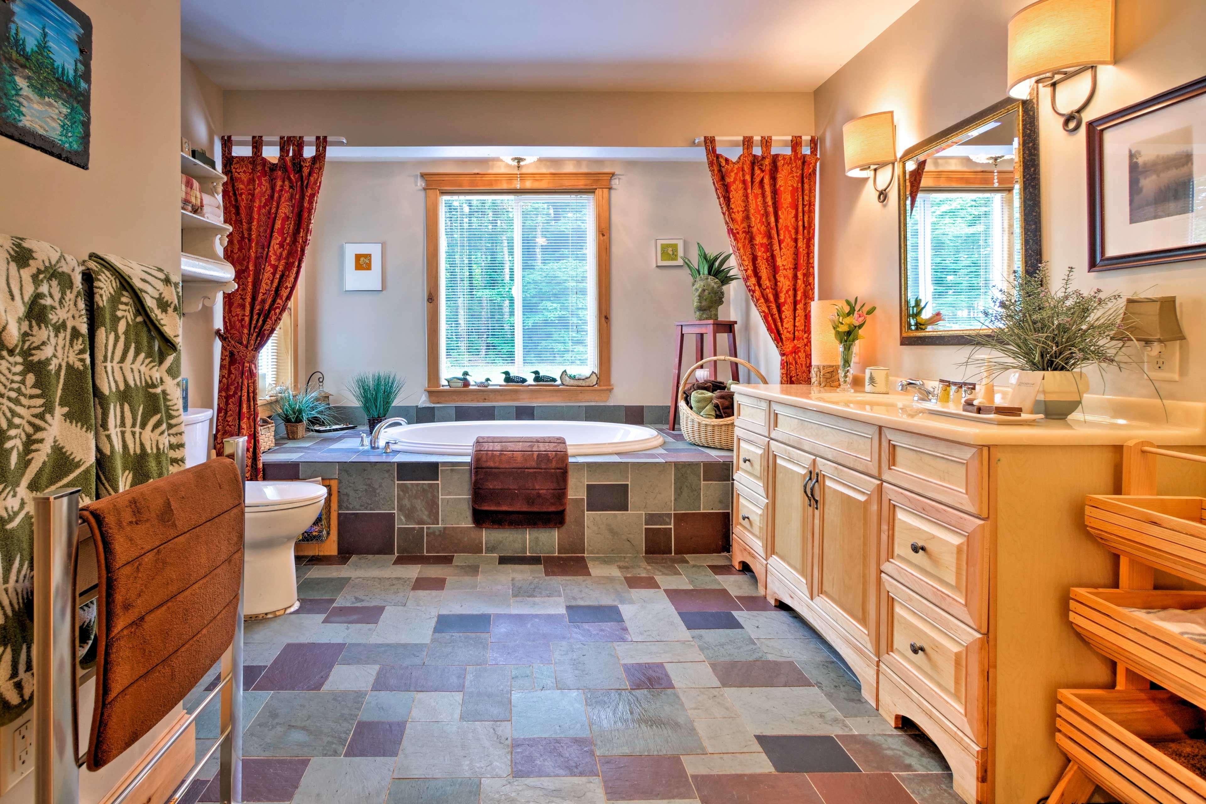 Full Bathroom | 1st Floor | Jetted Tub | Towels Provided