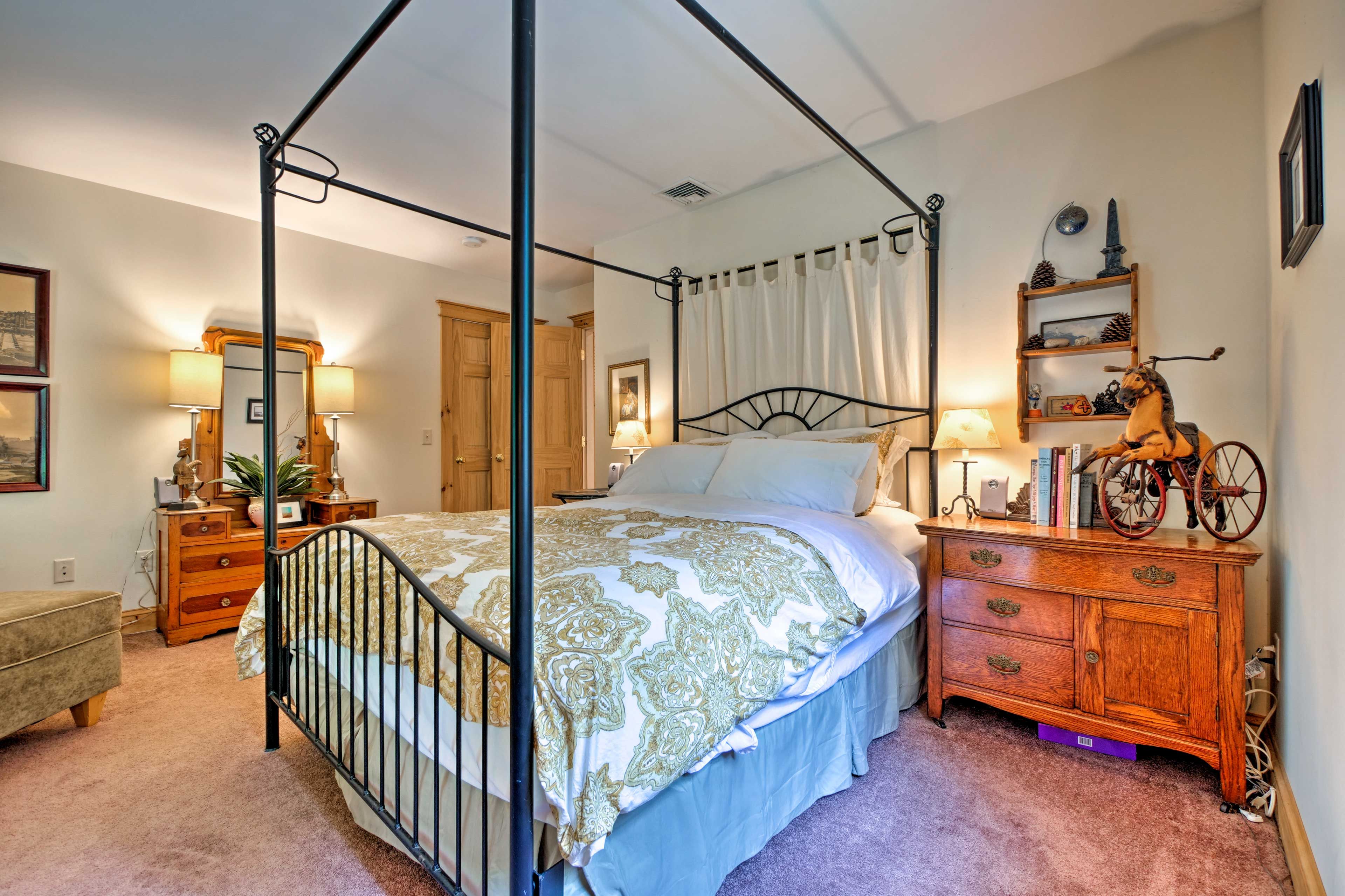 Bedroom 2 | 1st Floor | Queen Bed