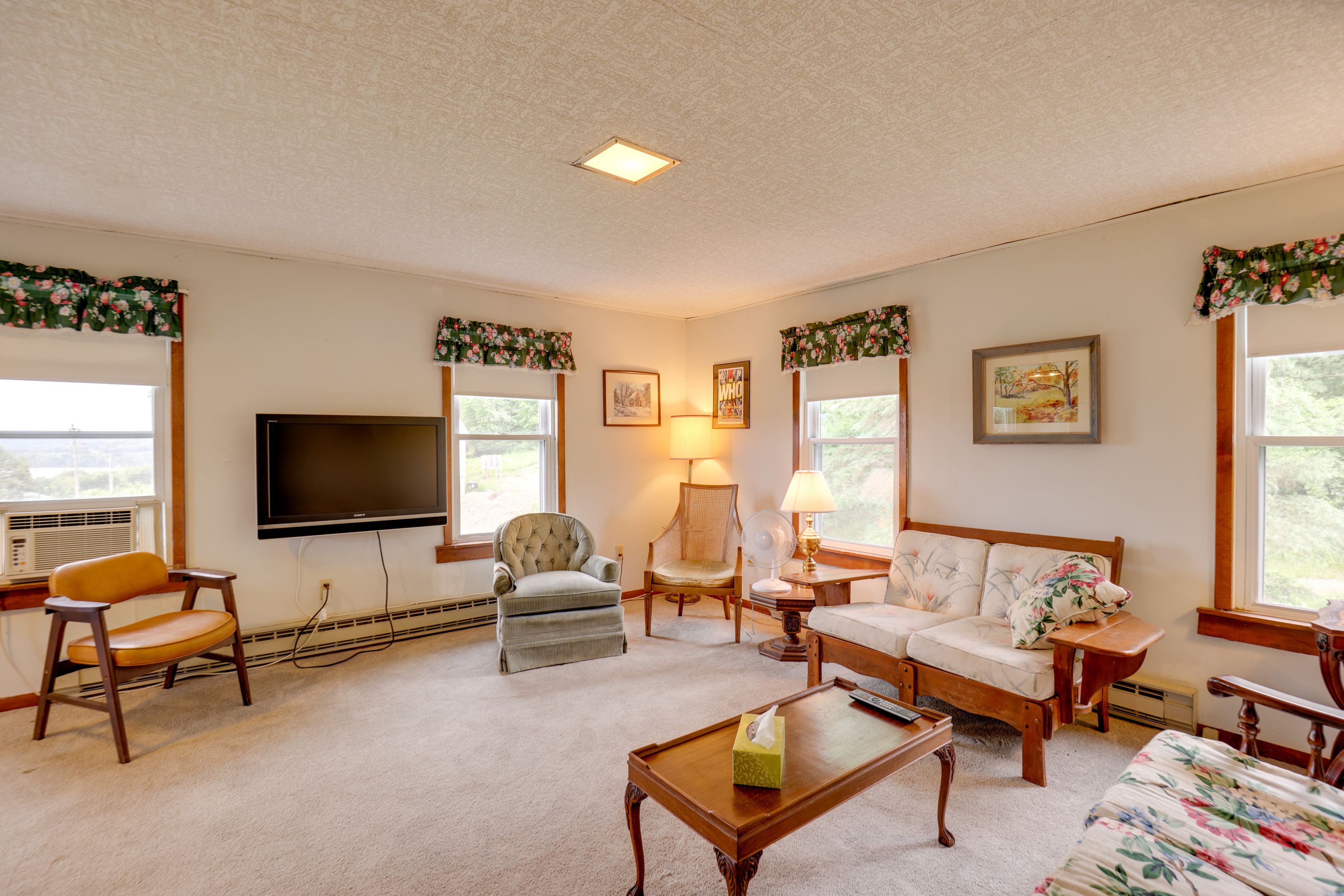 Living Room | Free WiFi | Central A/C
