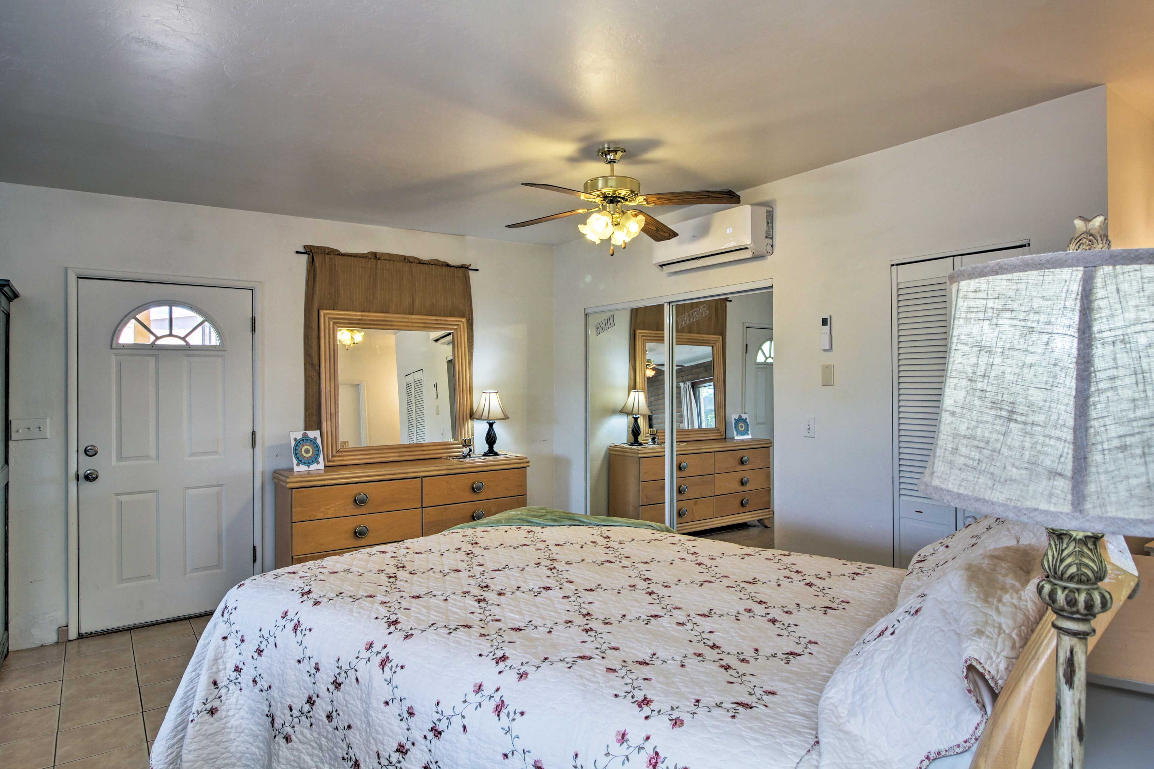 Studio | Queen Bed