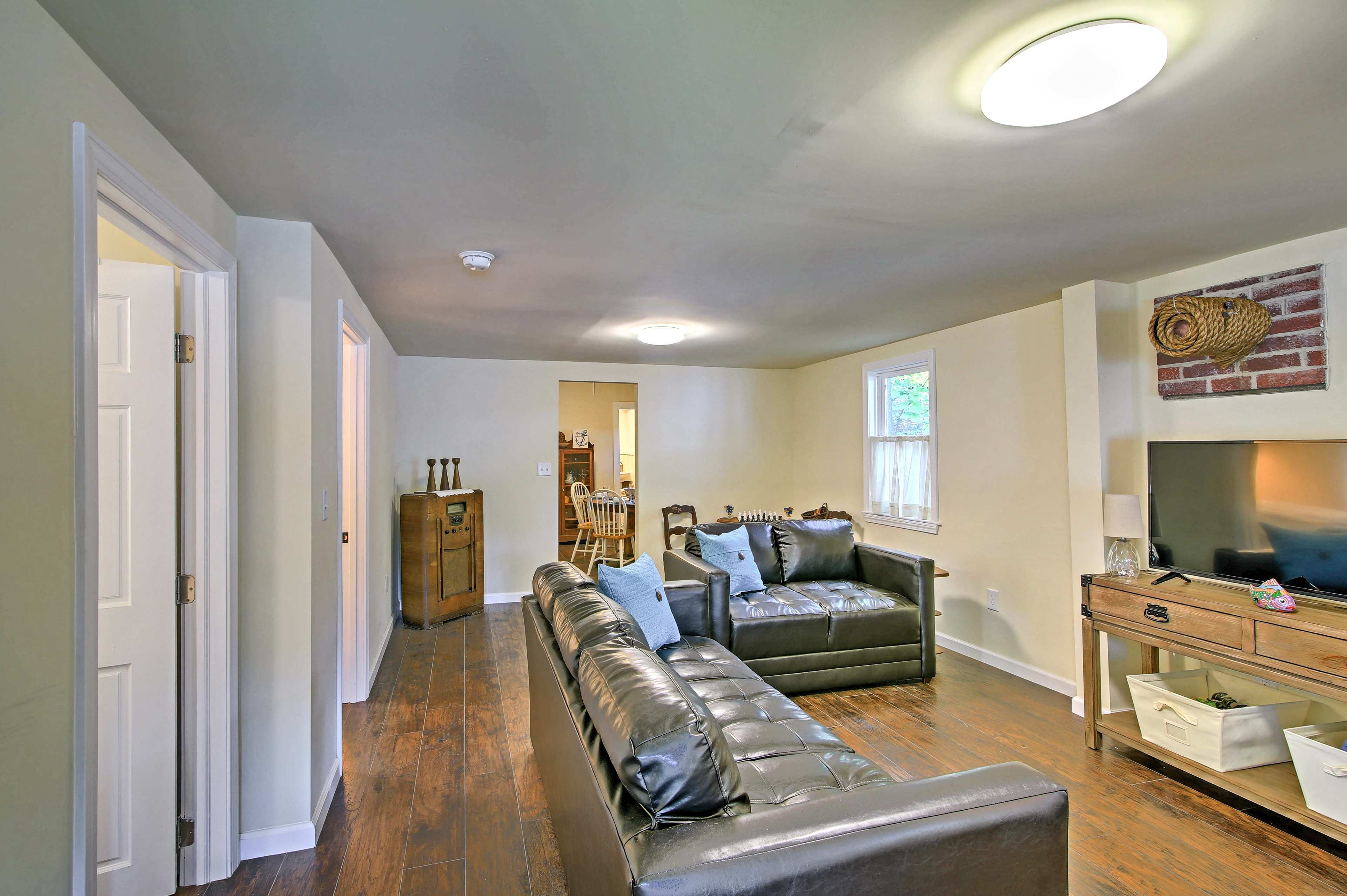 Living Room | Free WiFi | Smart TV | Central A/C & Heat