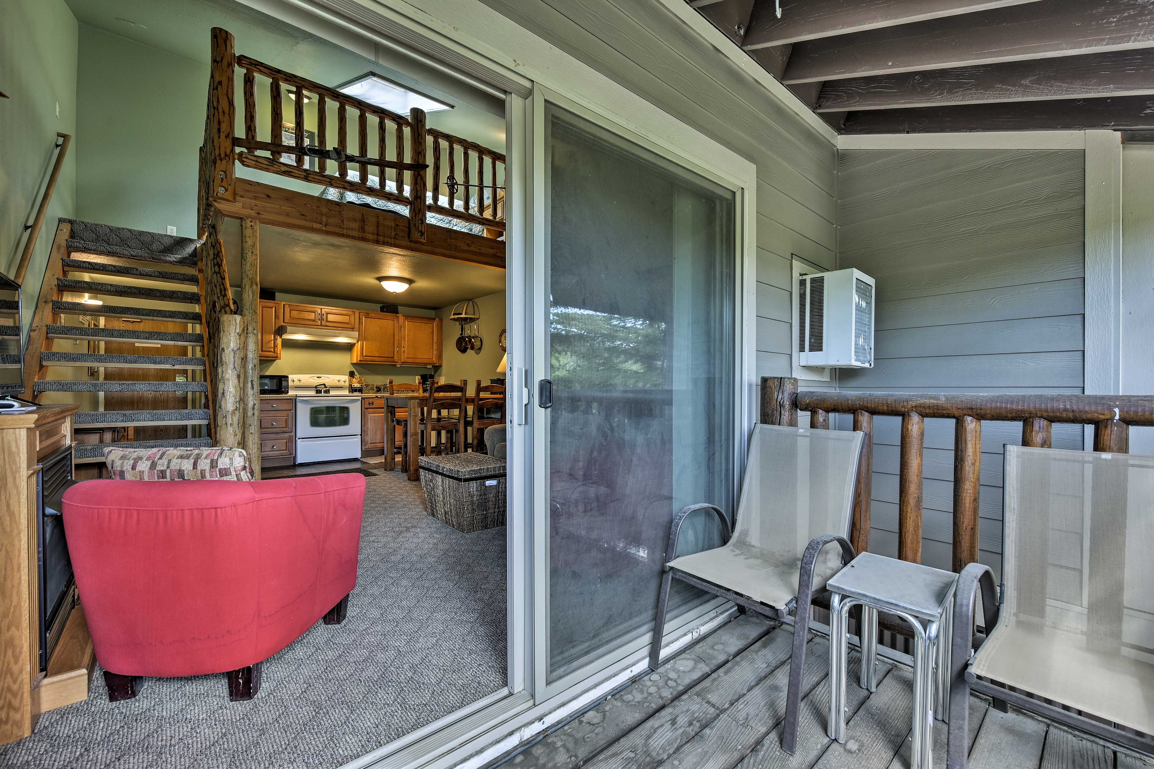You can even enjoy a snack al fresco using this charming patio set!