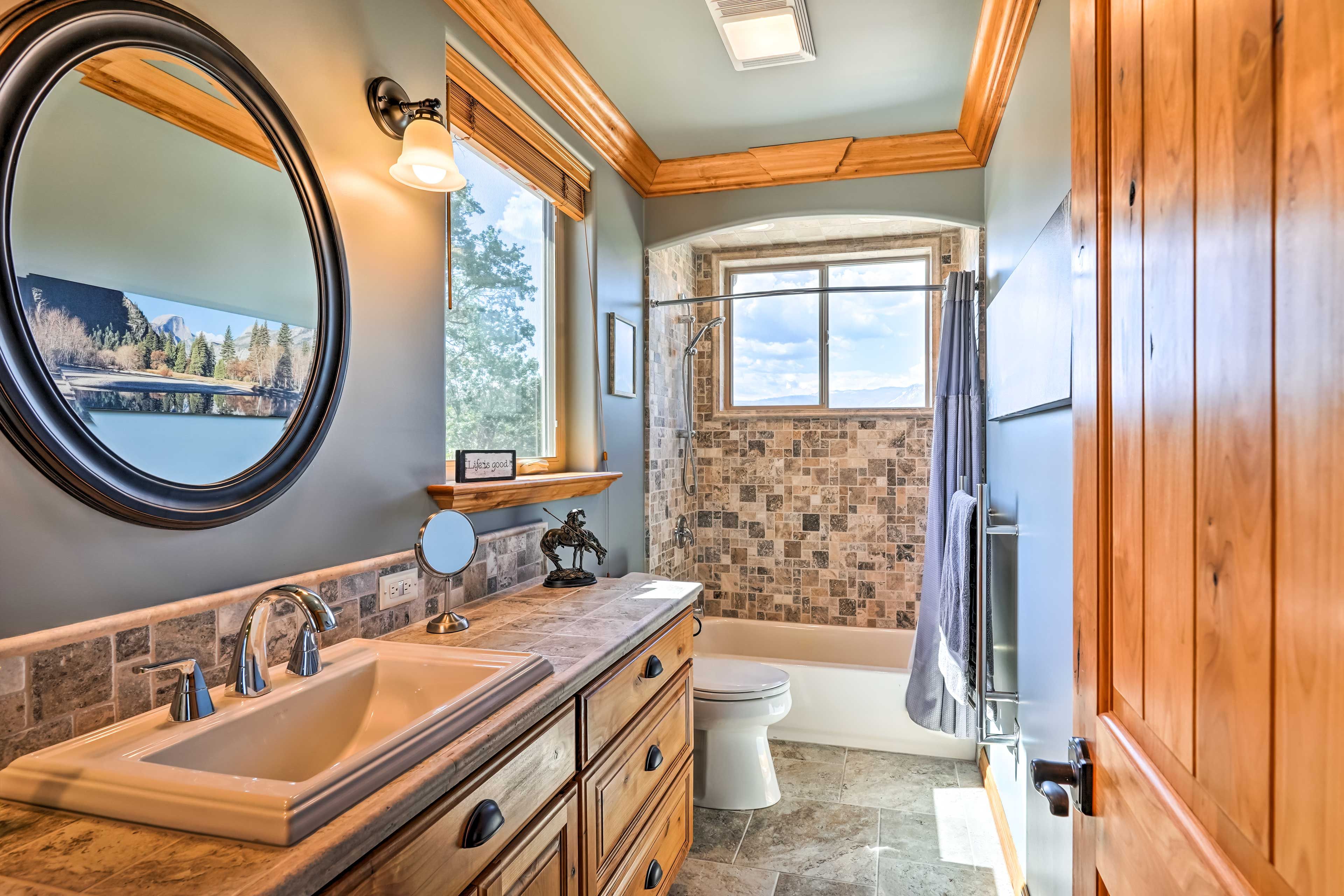 Full Bathroom | Complimentary Toiletries