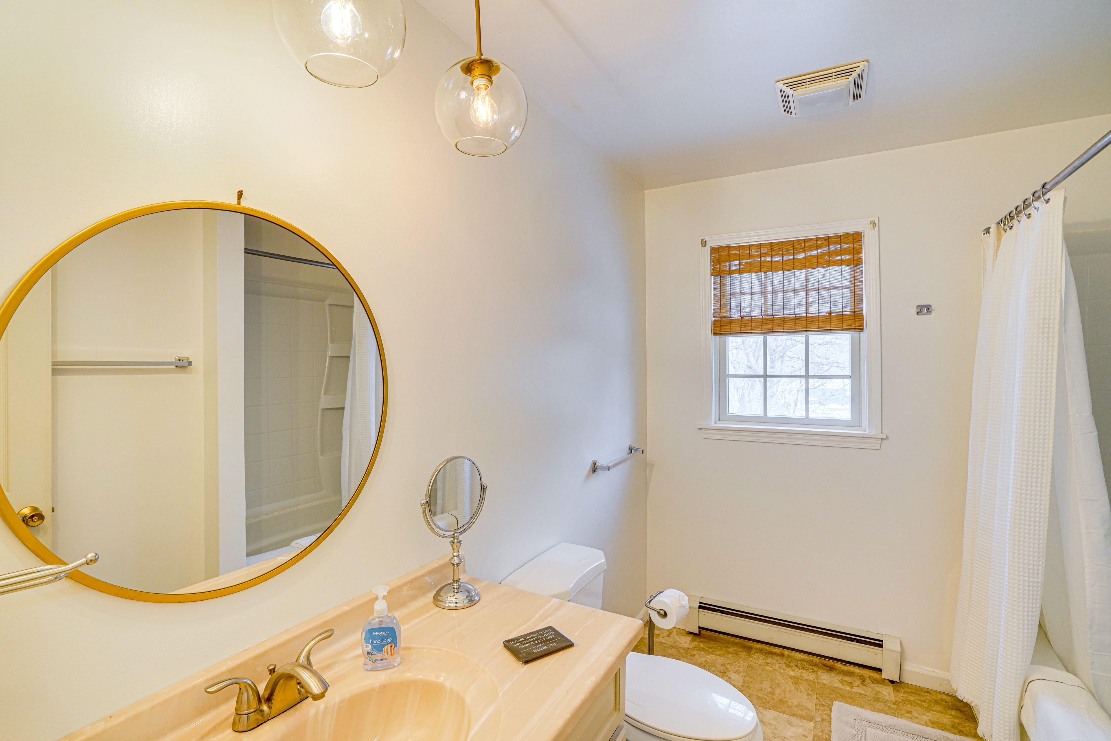 Full Bathroom | 2nd Floor | Towels Provided