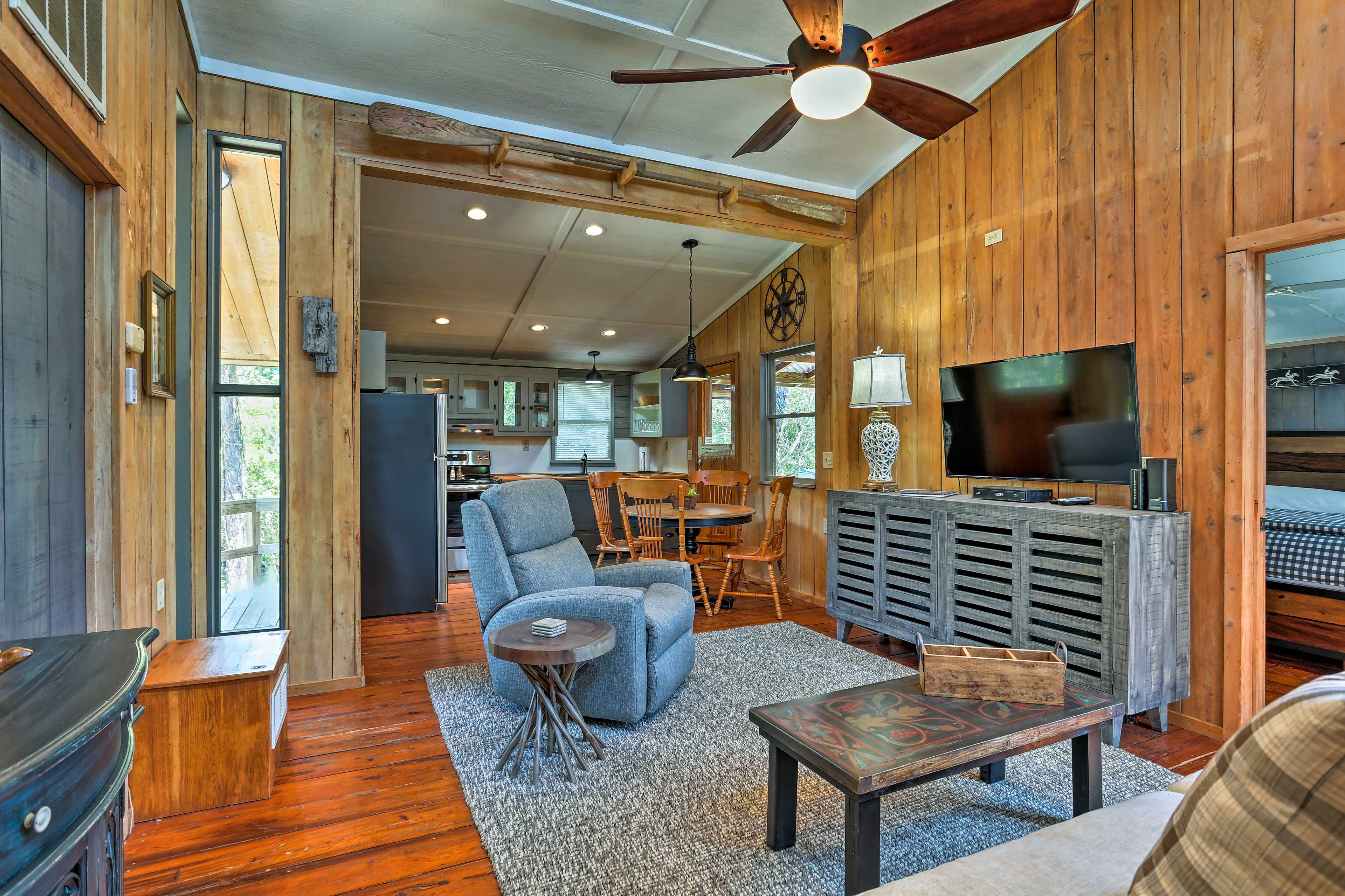 Living Room | Free WiFi | Cable TV | Central A/C & Heat