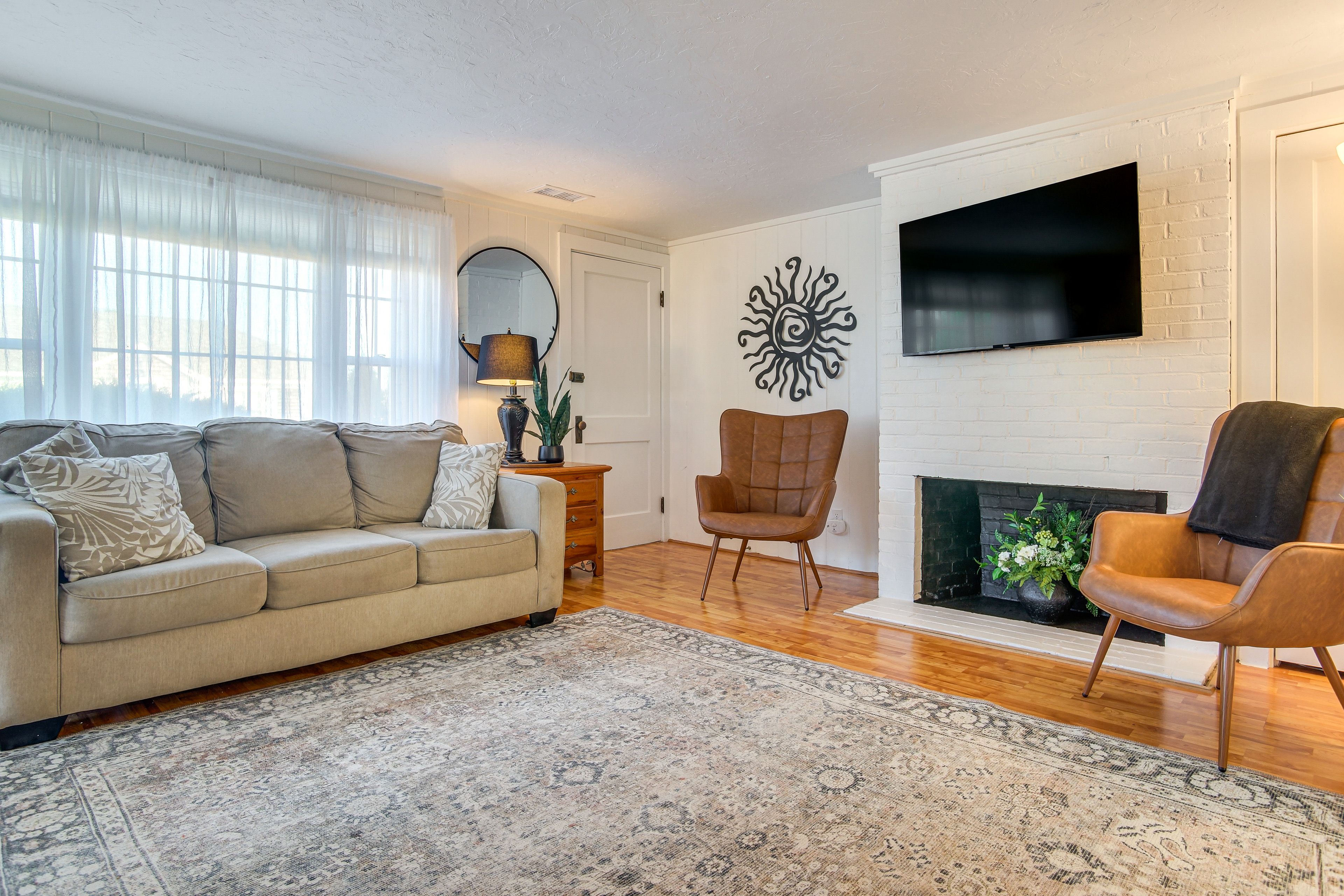 Living Room | Free WiFi | Smart TV | Central Heating & A/C | Sleeper Sofa