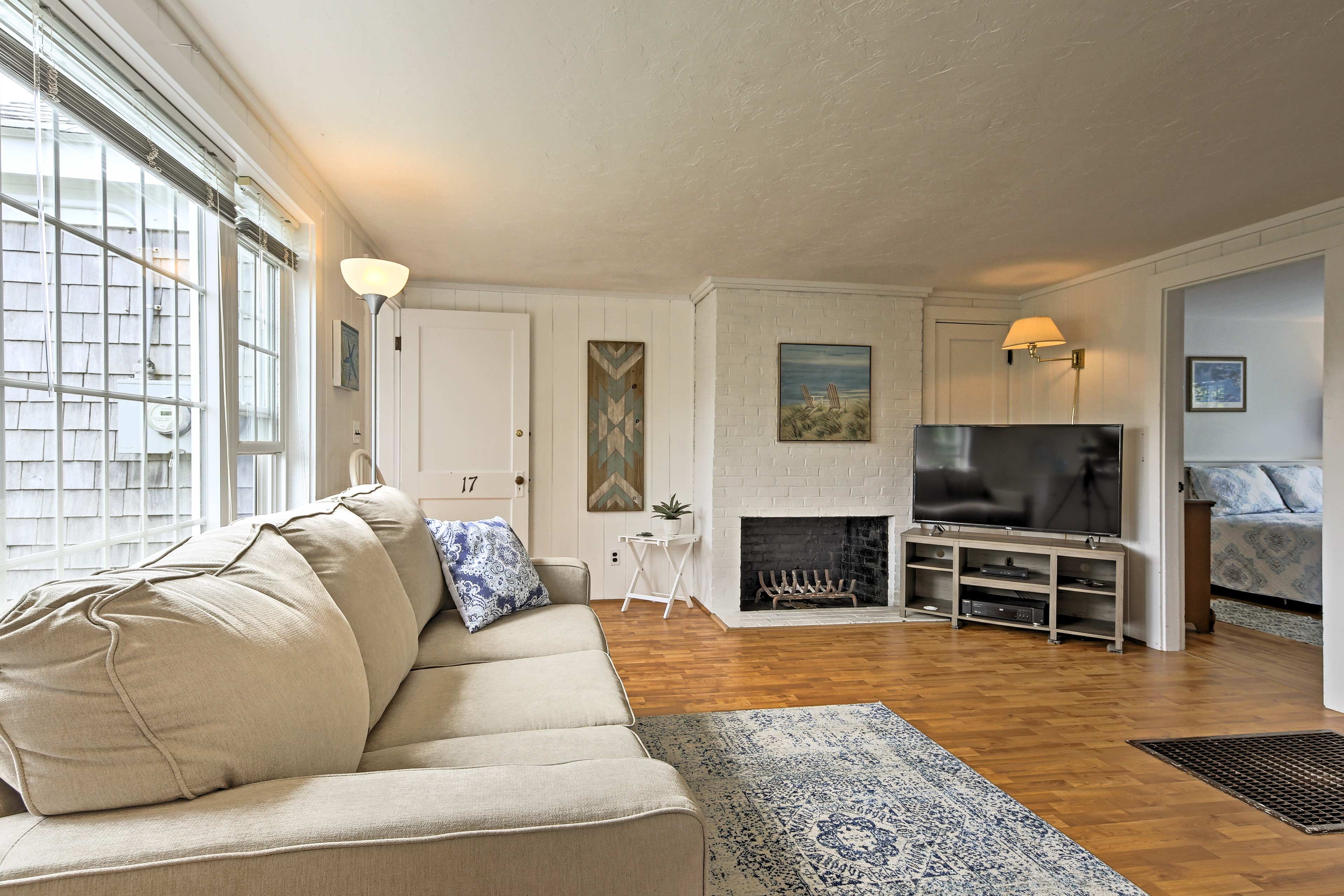 Living Room | Free WiFi | Smart TV | Central Heating & A/C | Sleeper Sofa