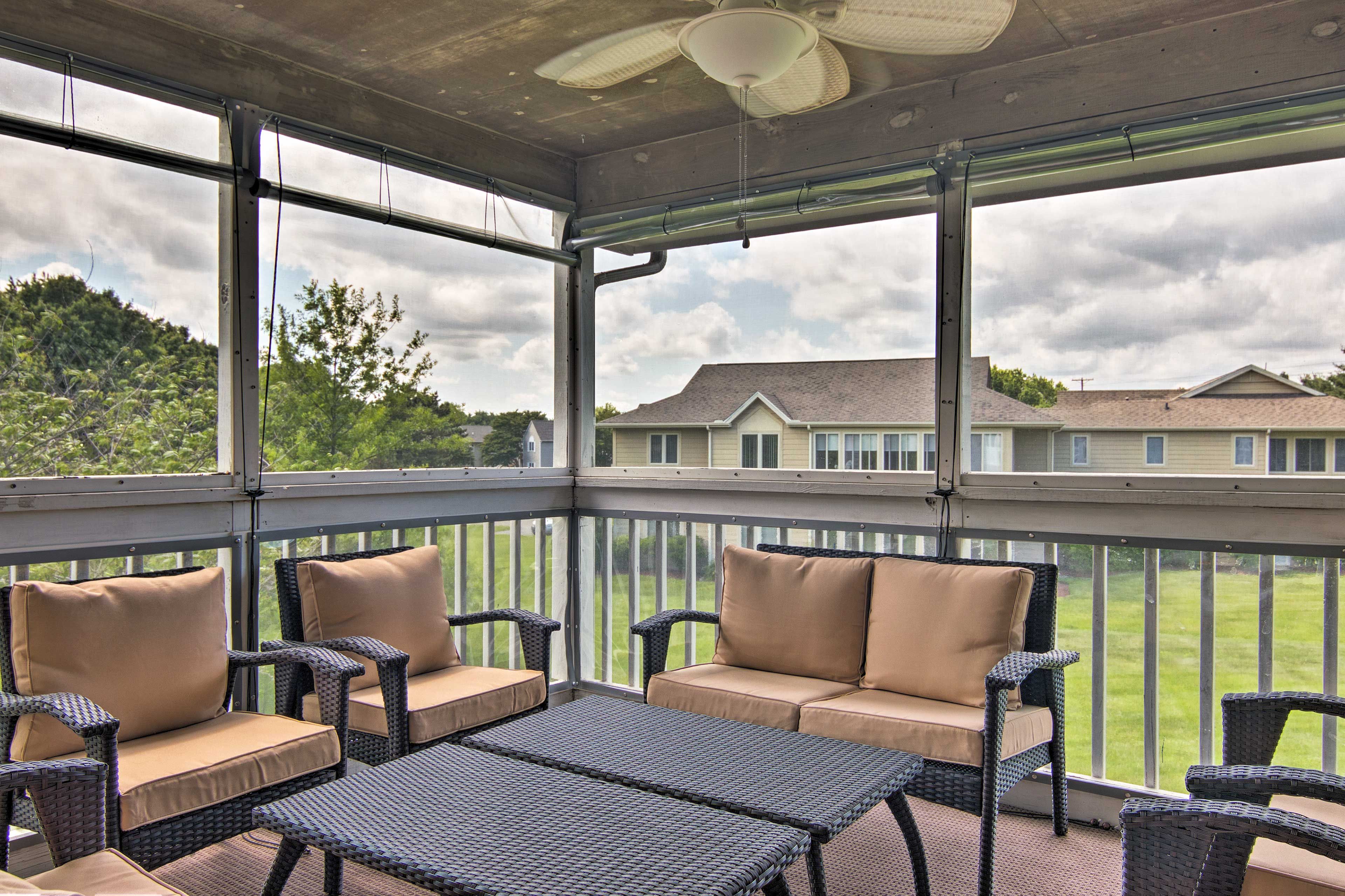 The condo sleeps 10 guests and boasts vaulted ceilings and a screened-in porch.