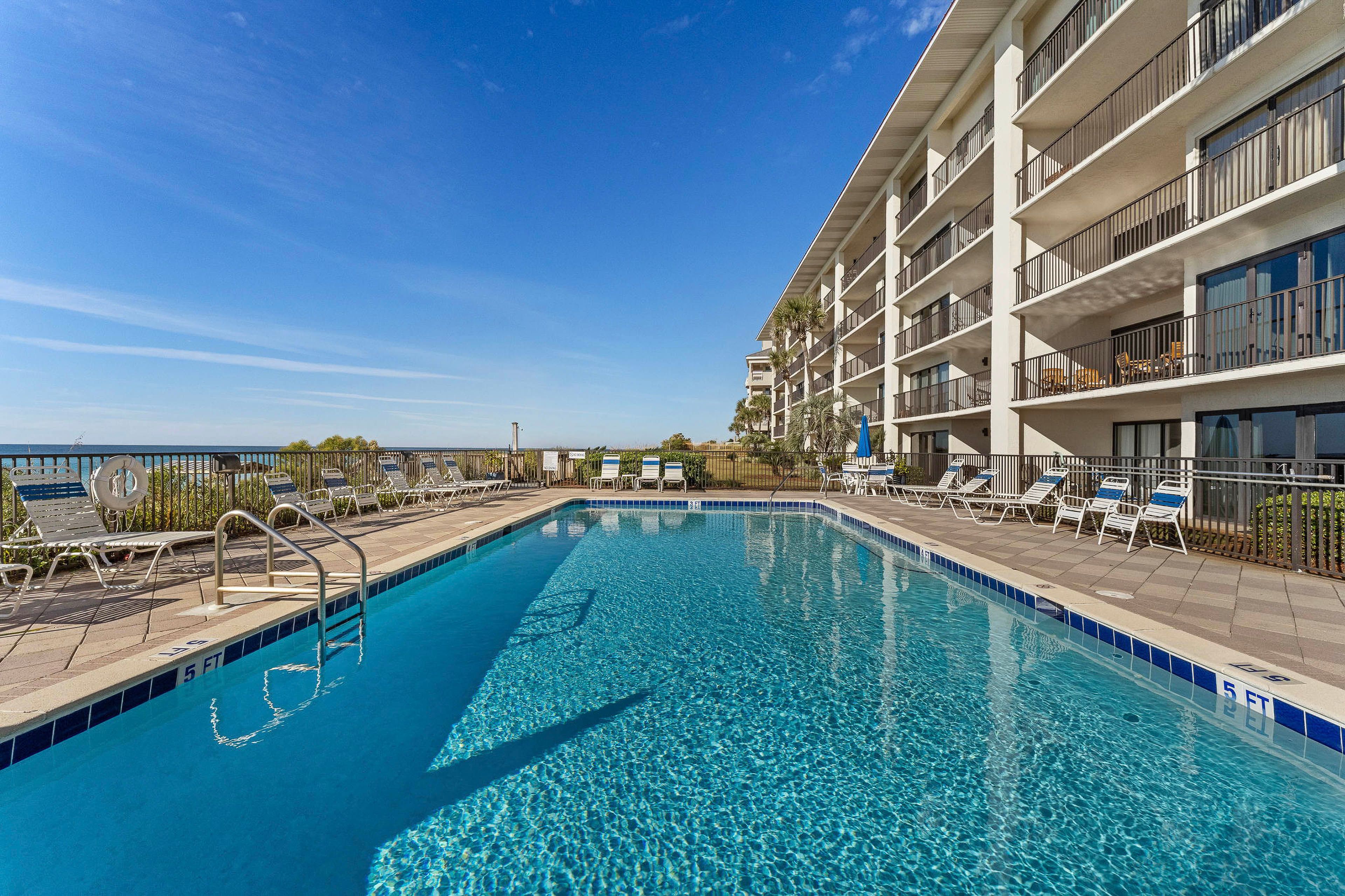 Community Amenities | Outdoor Pool