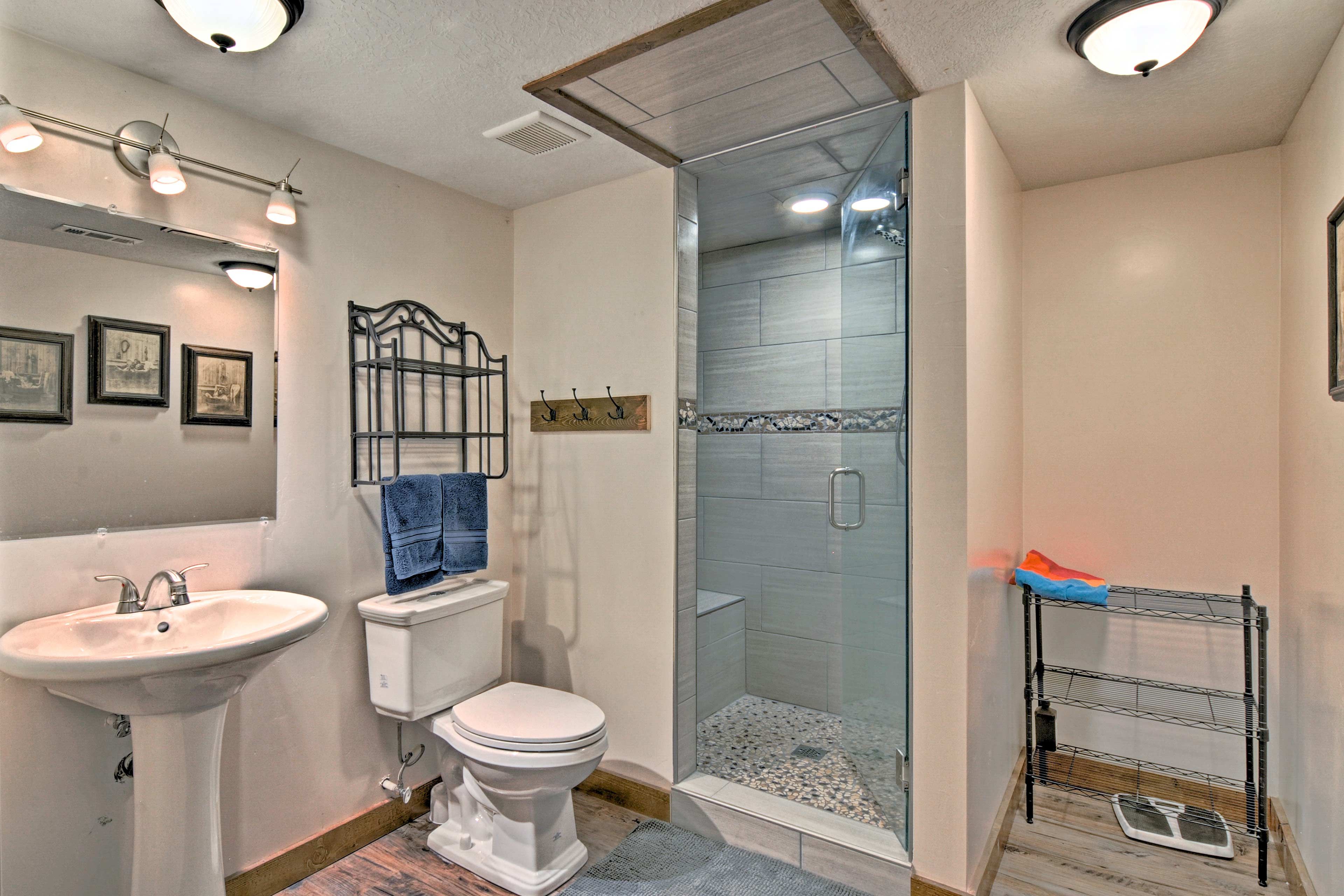 Full Bathroom | Towels Provided