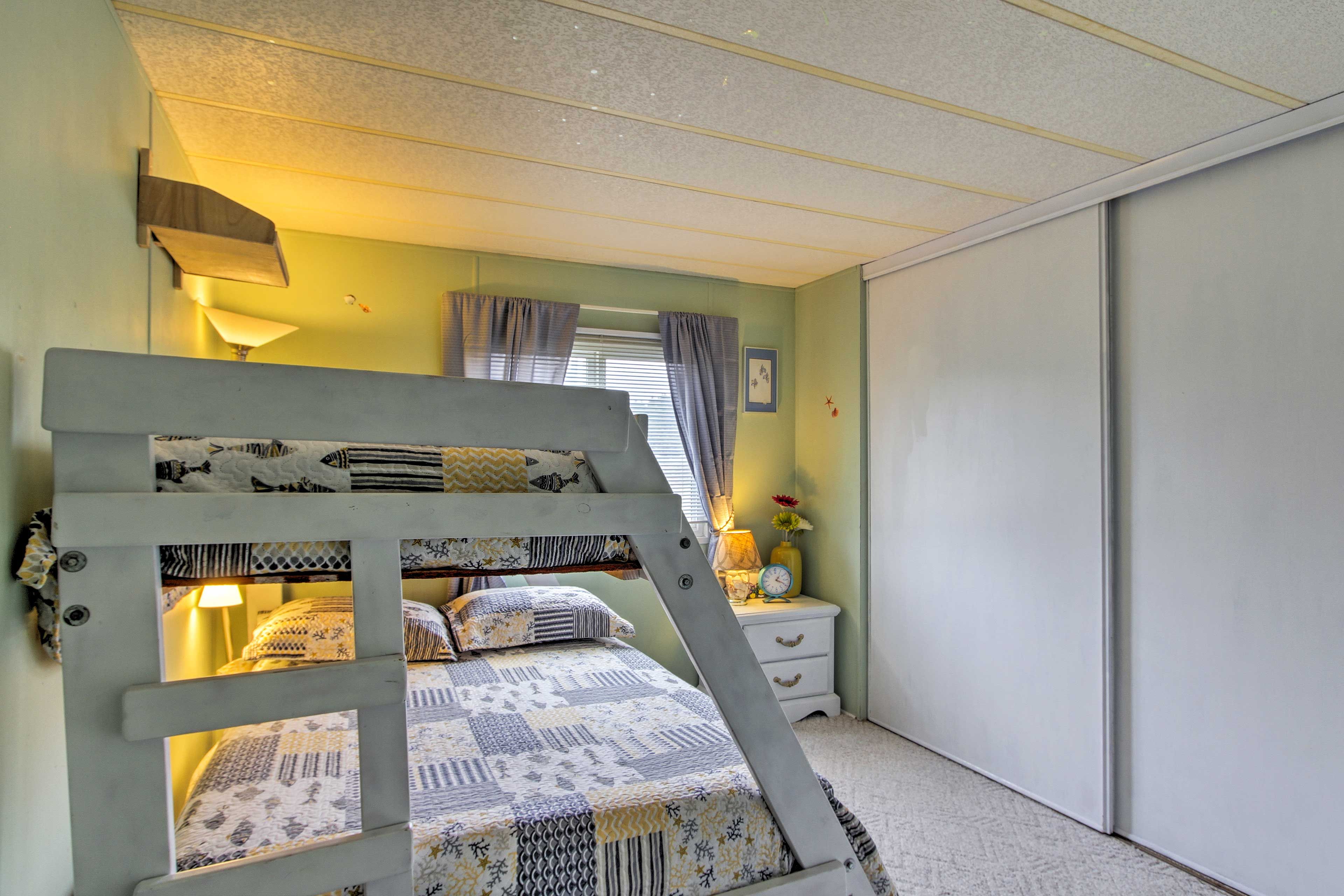 Bedroom 2 | Twin/Full Bunk Bed