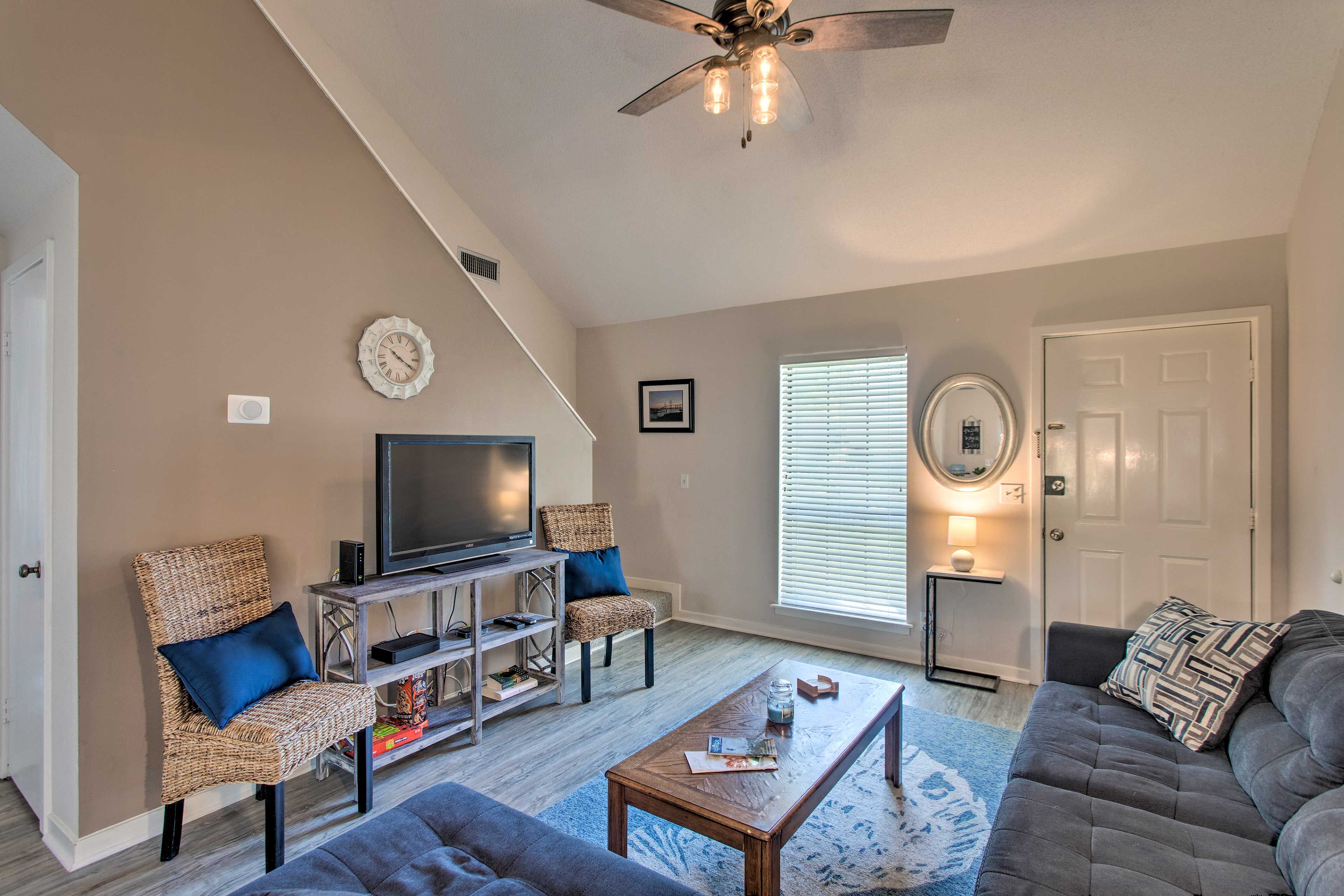 Living Room | Smart TV w/ Cable