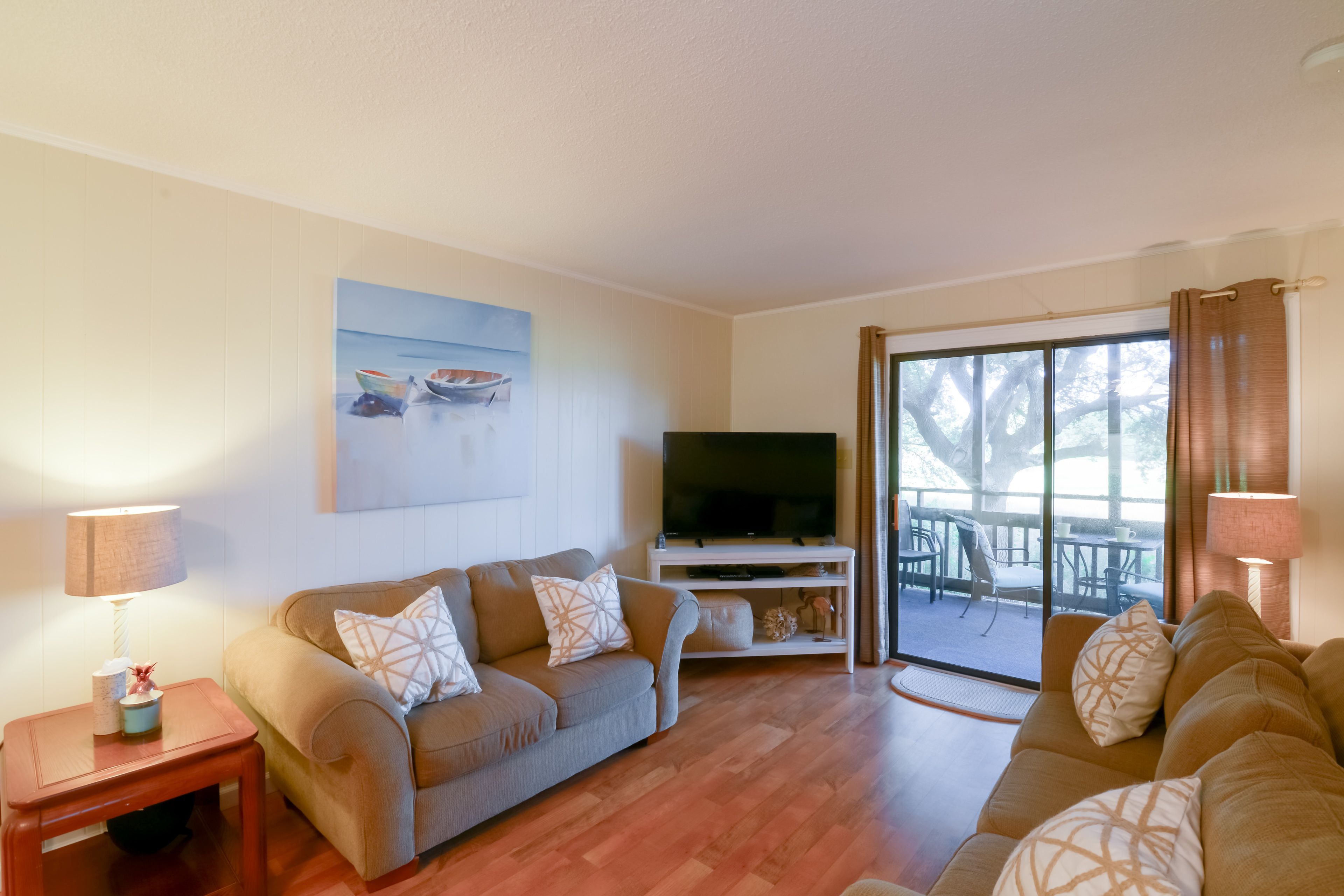 Living Room | Central A/C & Heating | Free WiFi