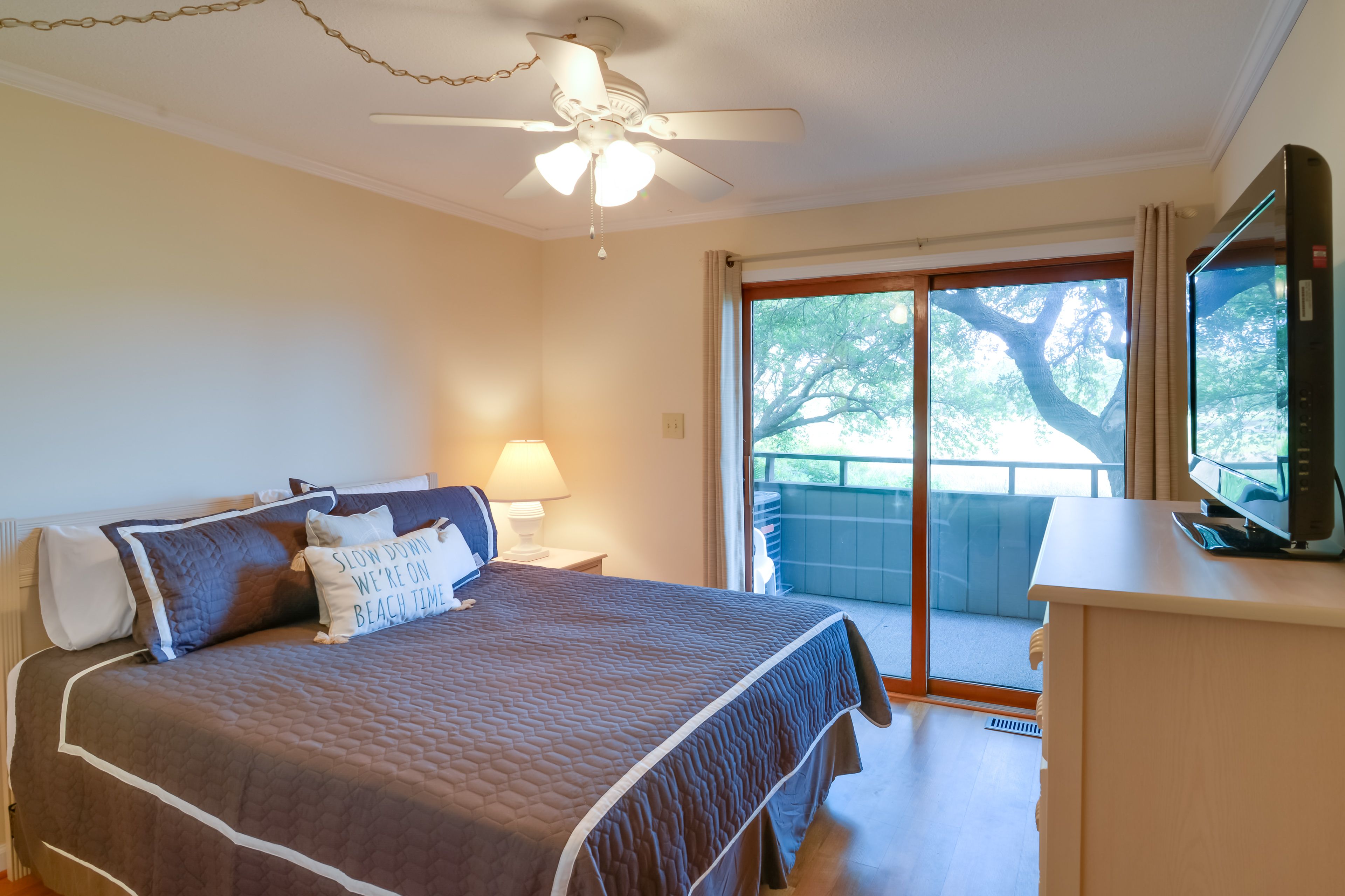 Bedroom 1 | Queen Bed