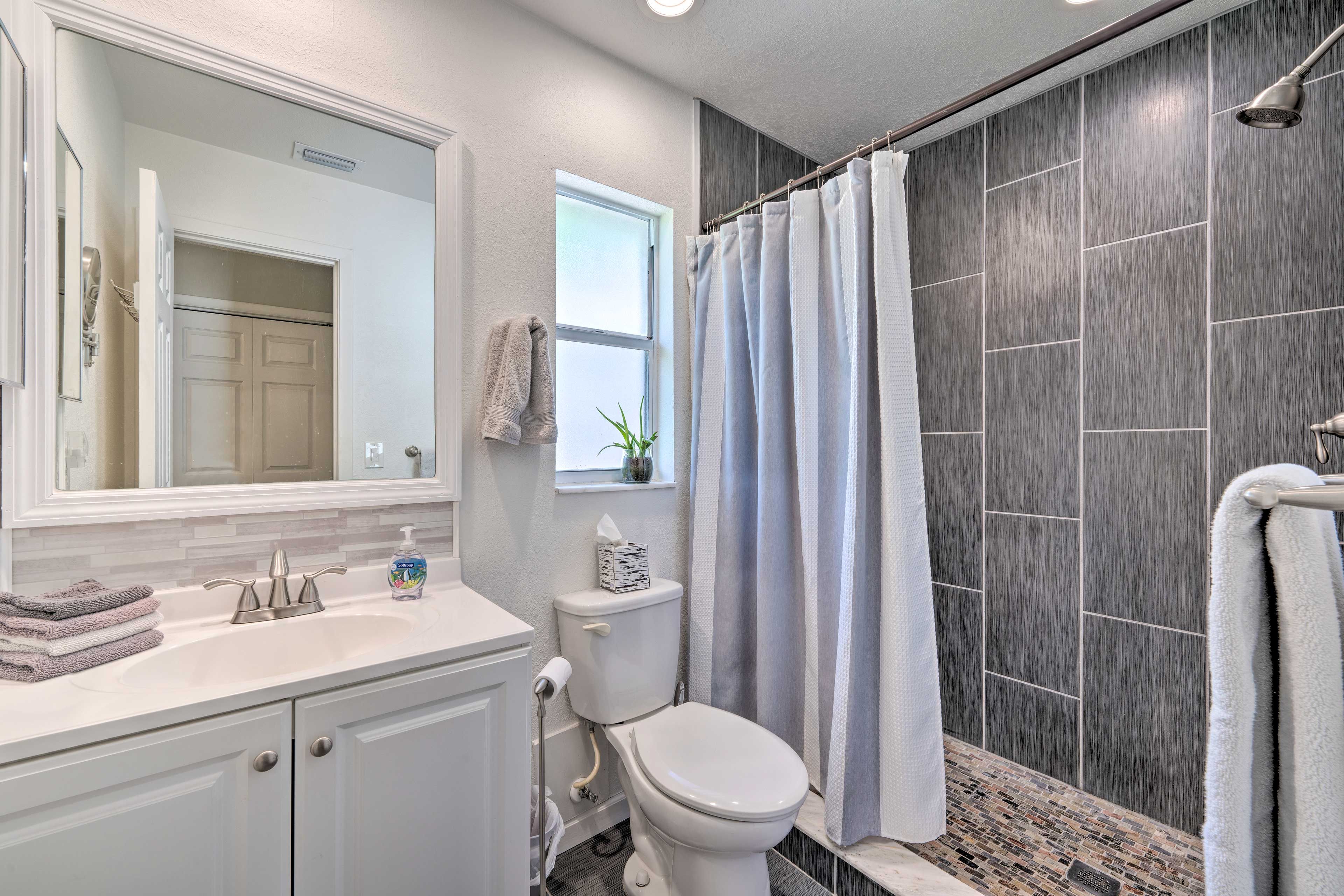 Full Bathroom | Complimentary Toiletries
