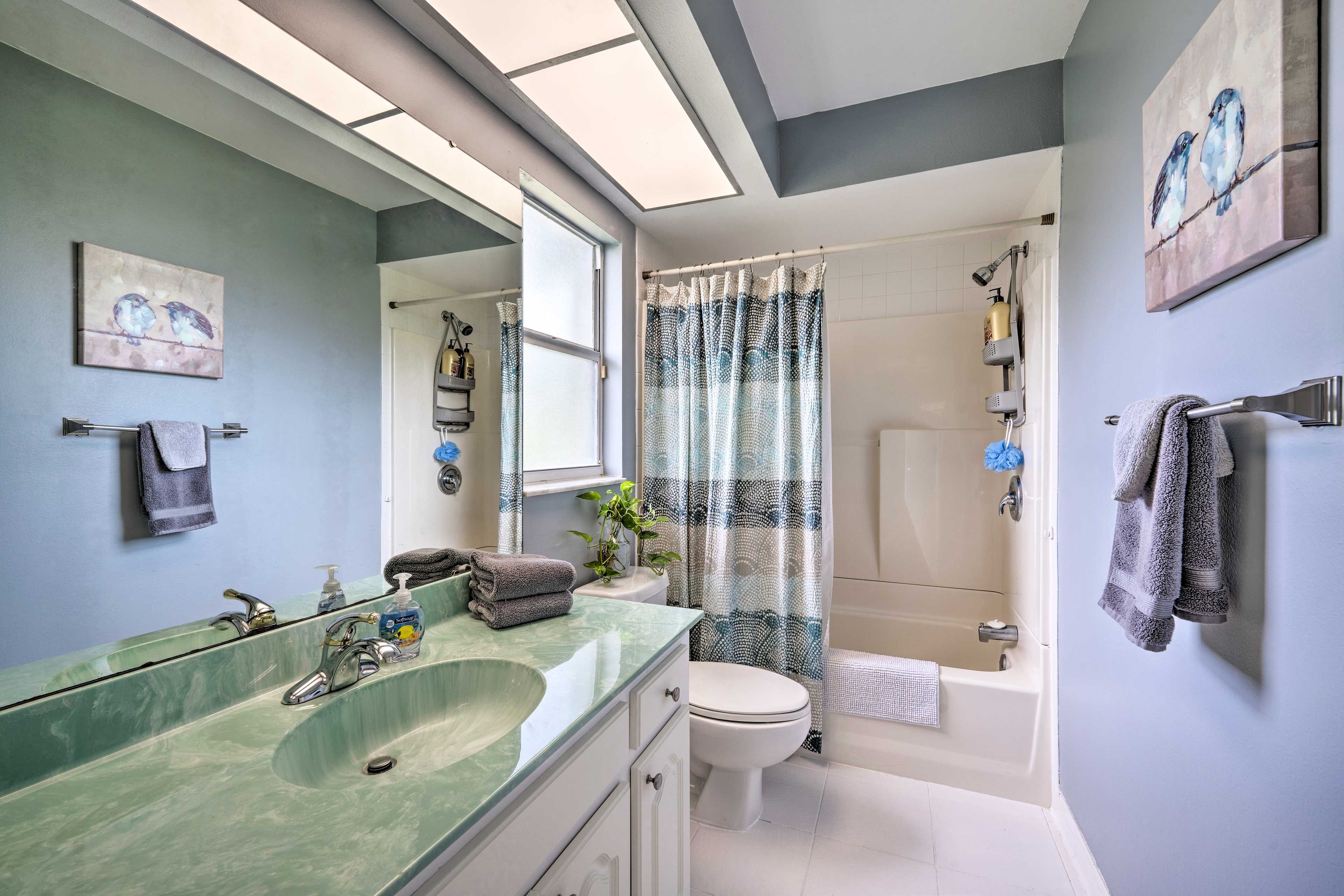 Full Bathroom | Towels Provided