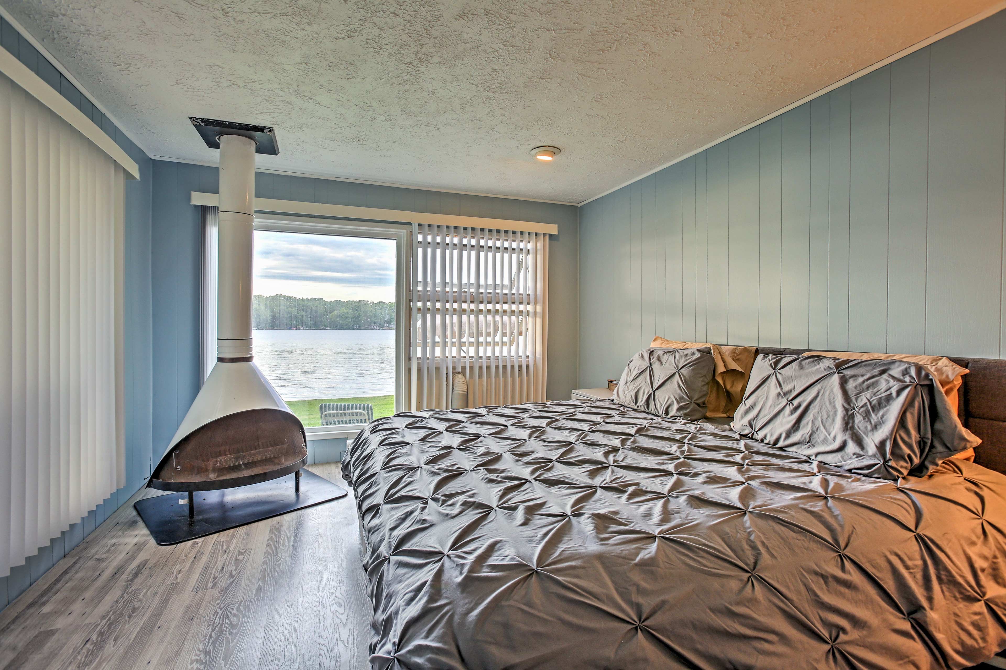 Eight guests can sleep comfortably in beds, and 2 can claim the pullout!
