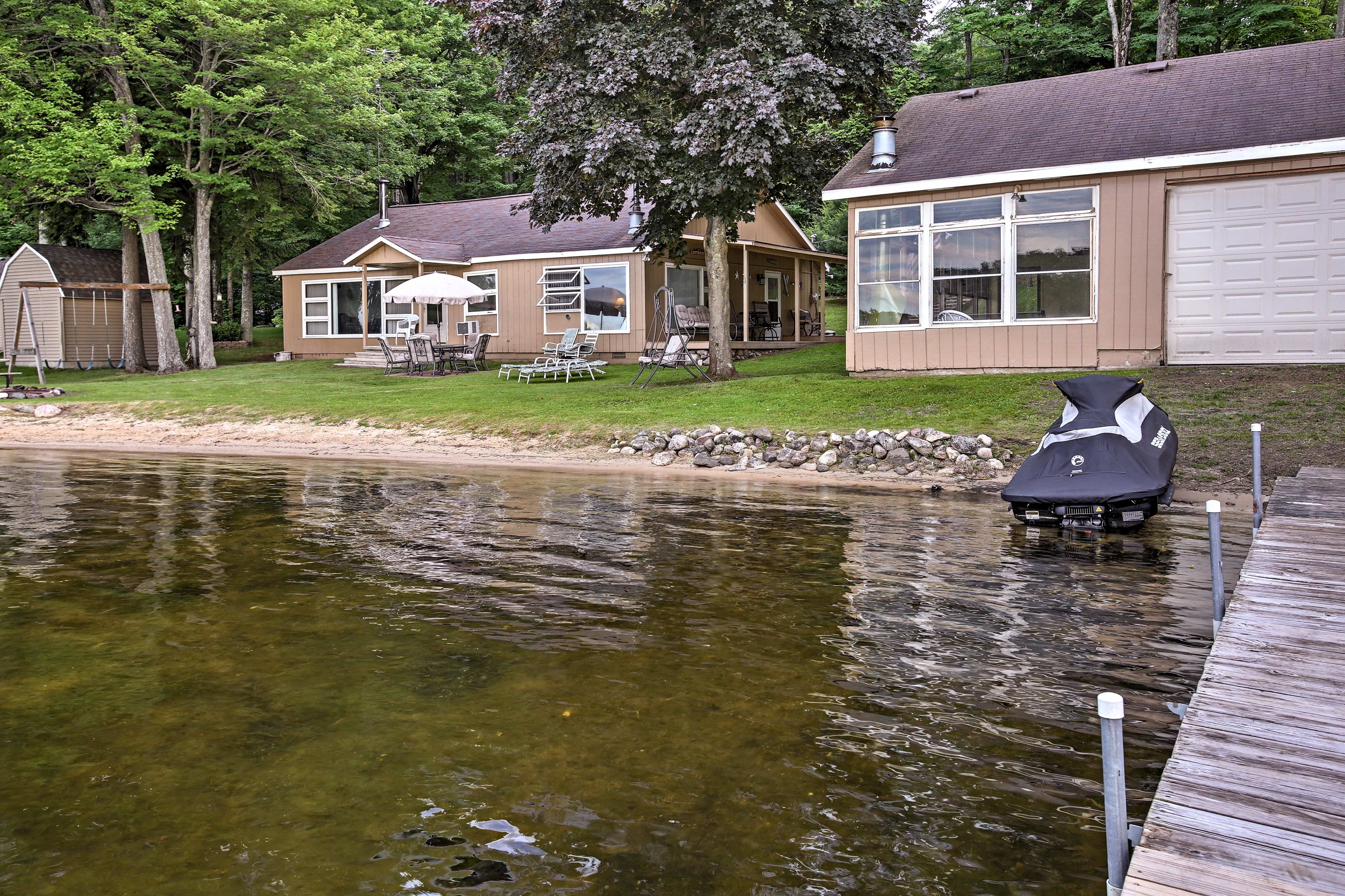 Amenities include 2 kayaks, a swing set, a fire pit and more.