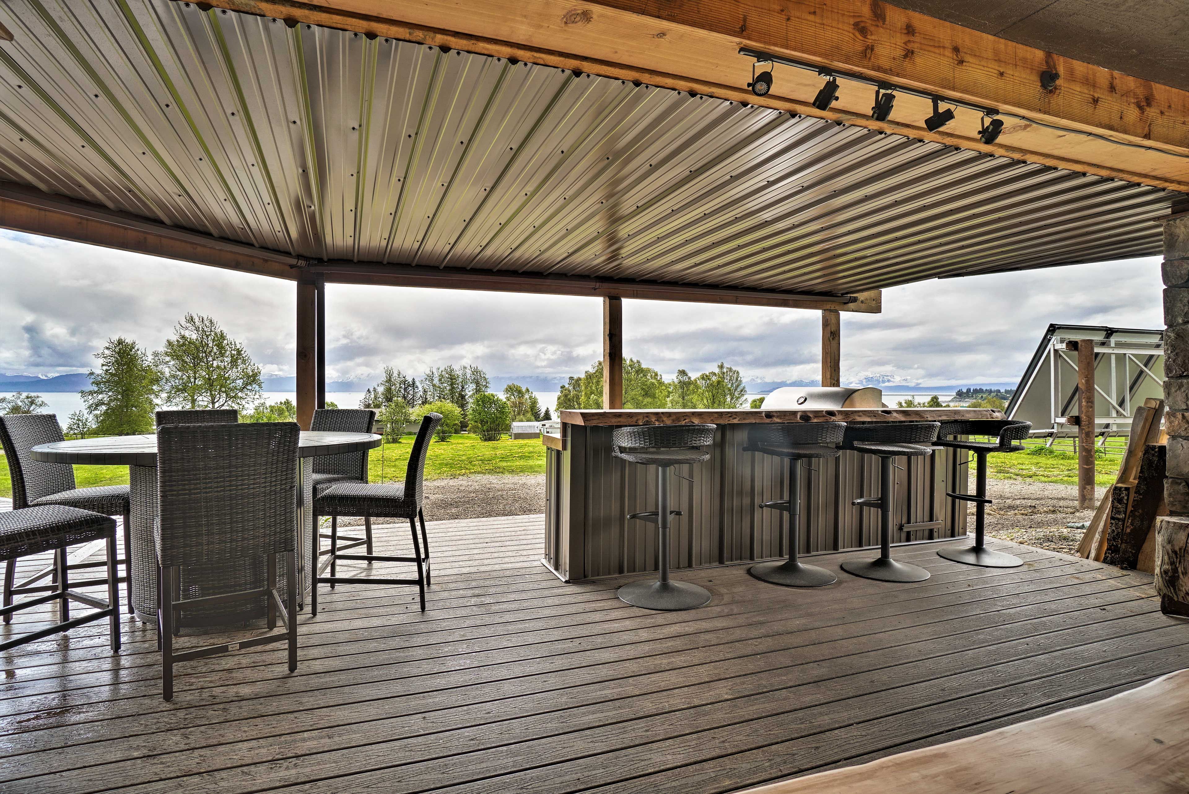 Covered Patio | Outdoor Breakfast Bar